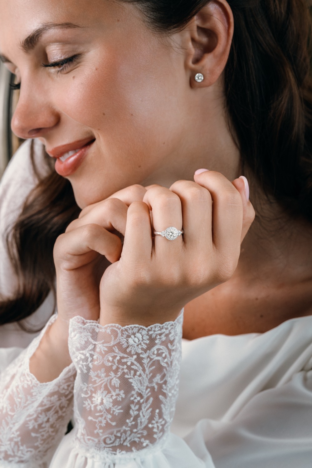 Bague LEPAGE, main près du visage