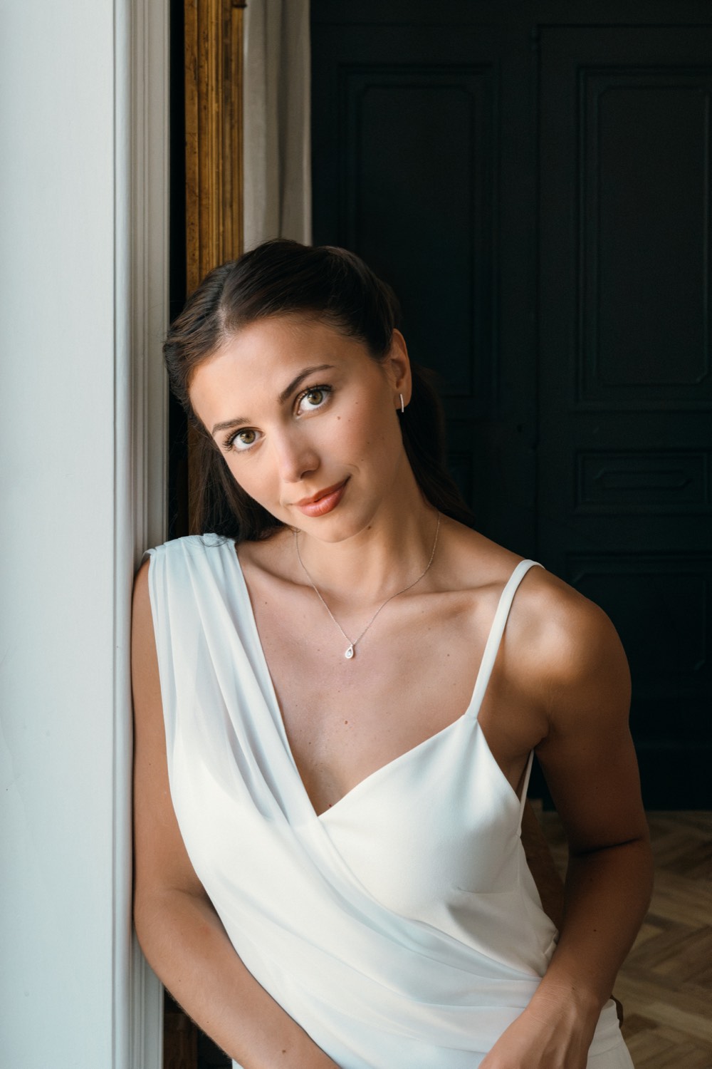 Portrait de Marion Navarro — robe couture Elsa Barois