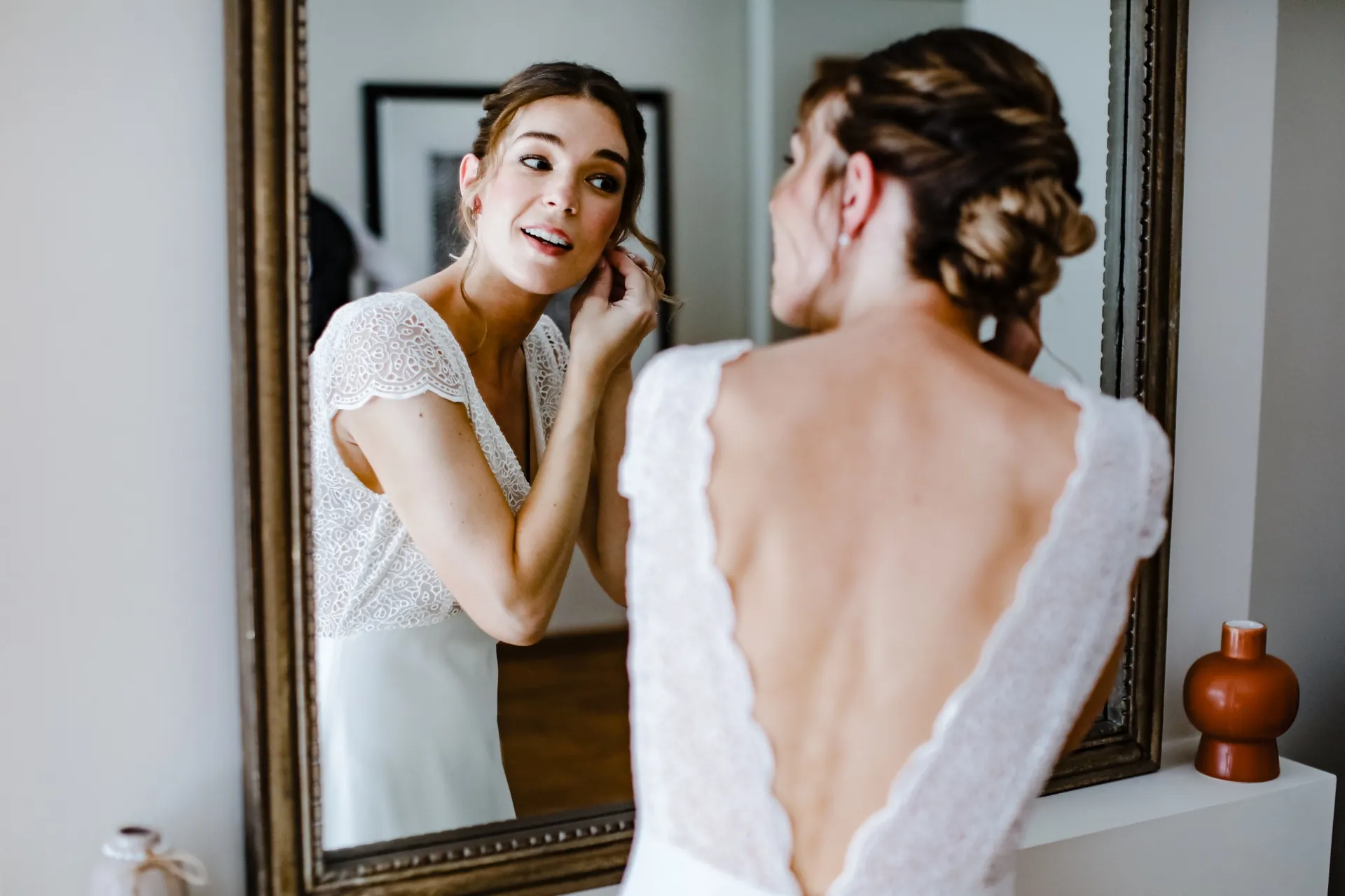 Aurélie devant le miroir : le dos en V en tulle brodé de la robe KATE Elsa Barois