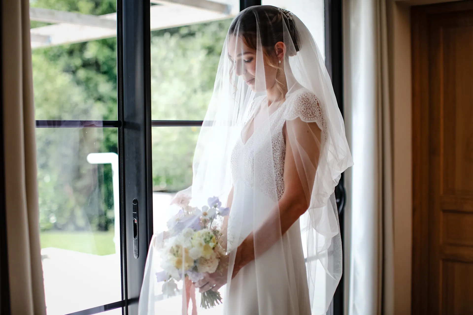 Aurélie, le voile sur le visage, son bouquet à la main