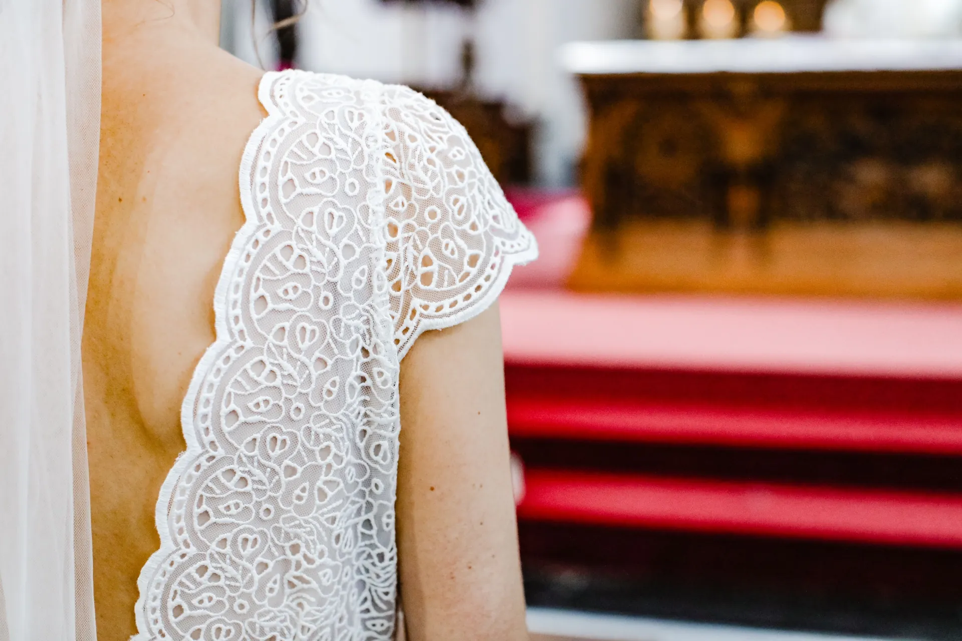 Détail de la manche en tulle brodé de la robe KATE, à l'église