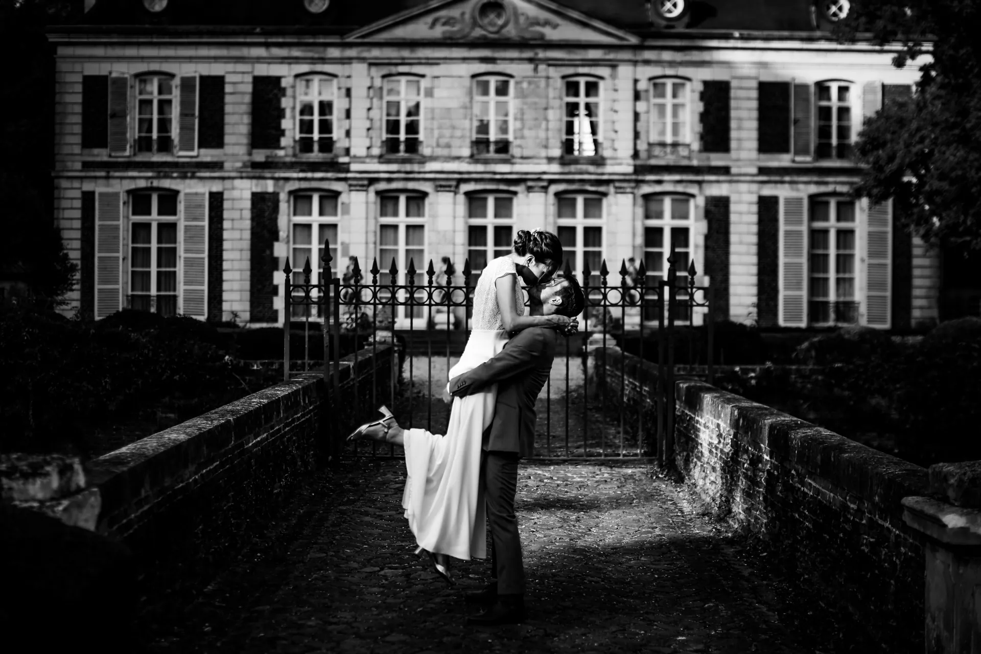 Aurélie et son mari devant le château, en noir et blanc