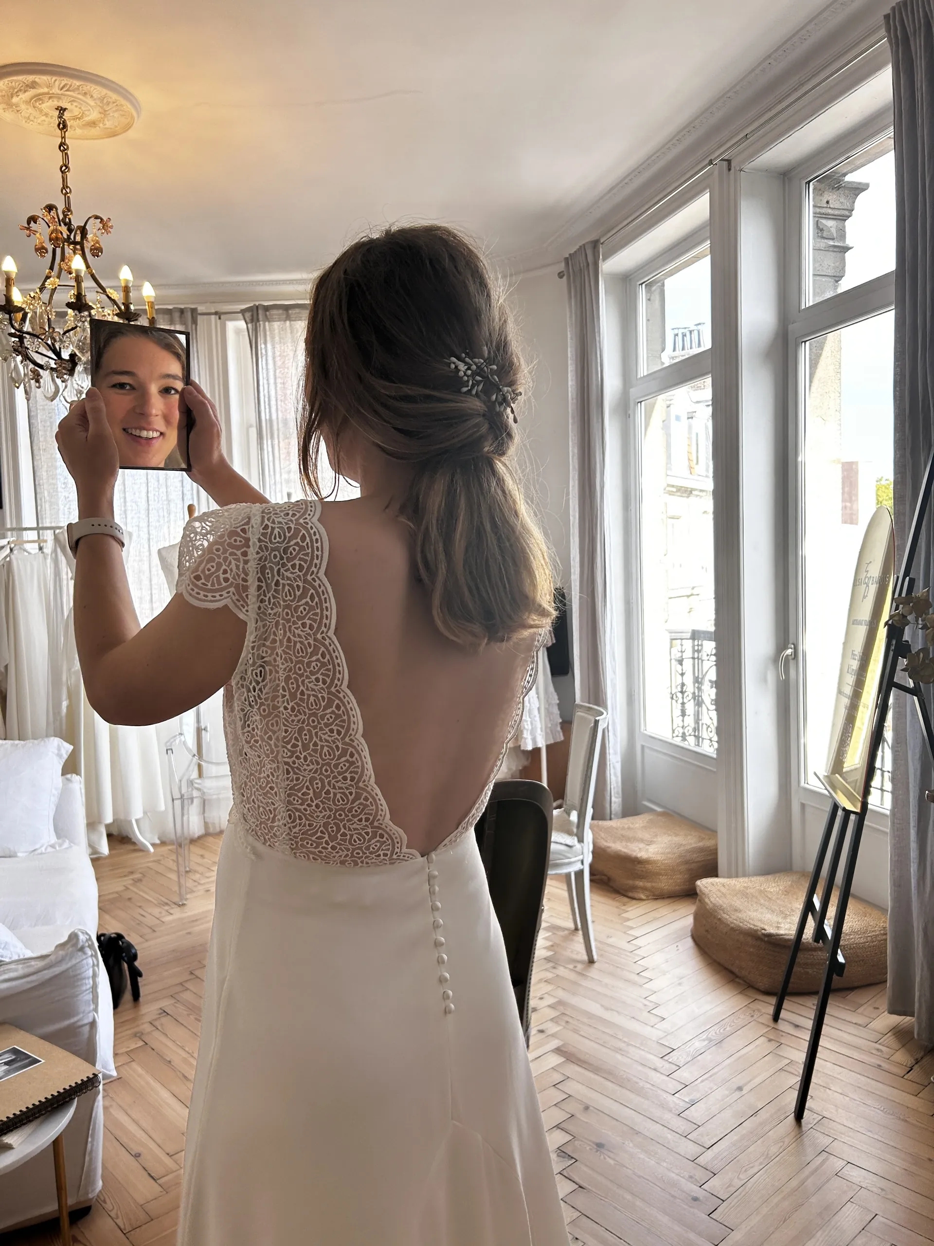 Aurélie essaie la robe KATE au showroom Elsa Barois : dos en V en tulle brodé, boutons recouverts