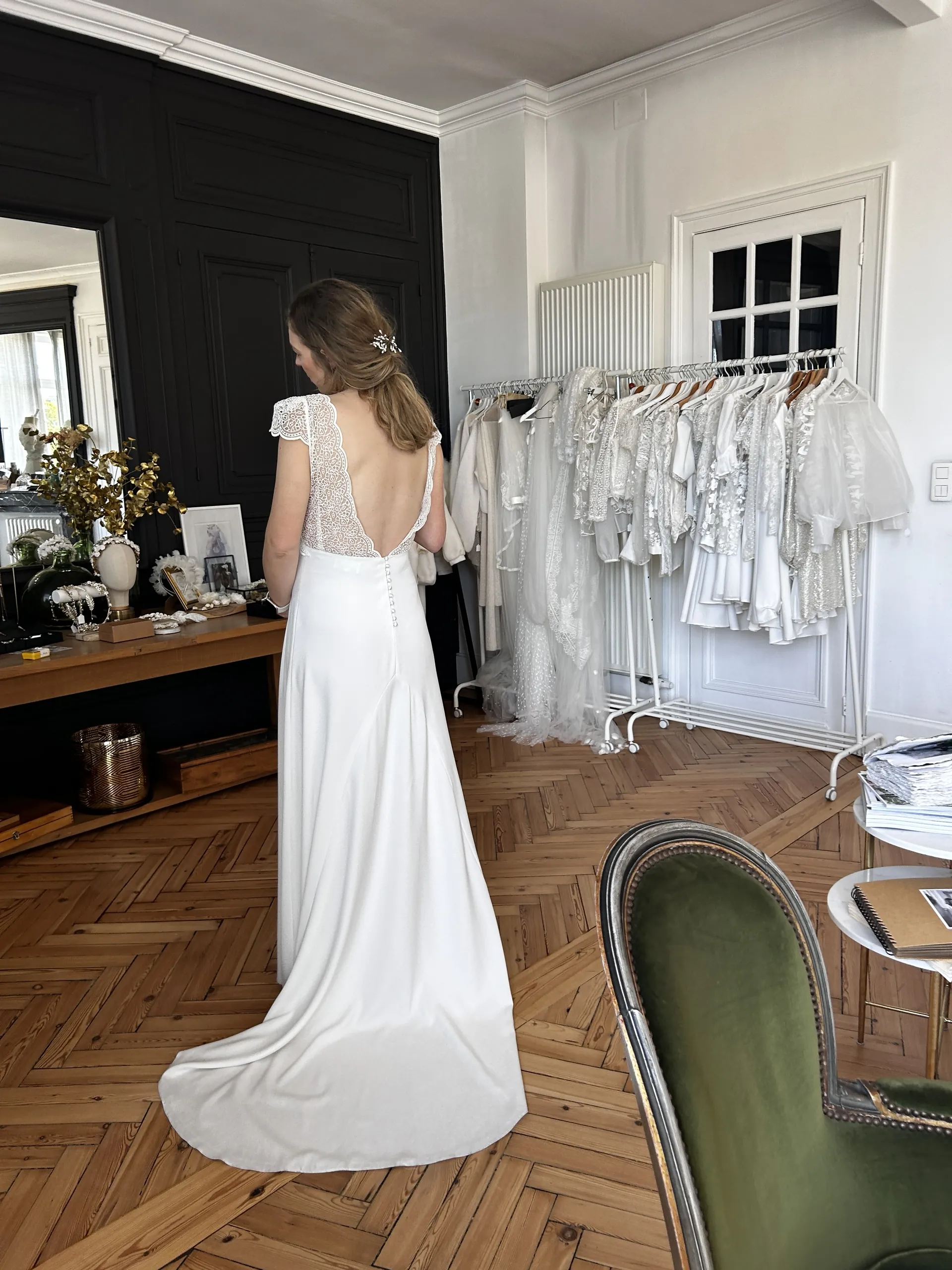 Essayage de la robe KATE : jupe fluide évasée et petite traîne, vue de dos