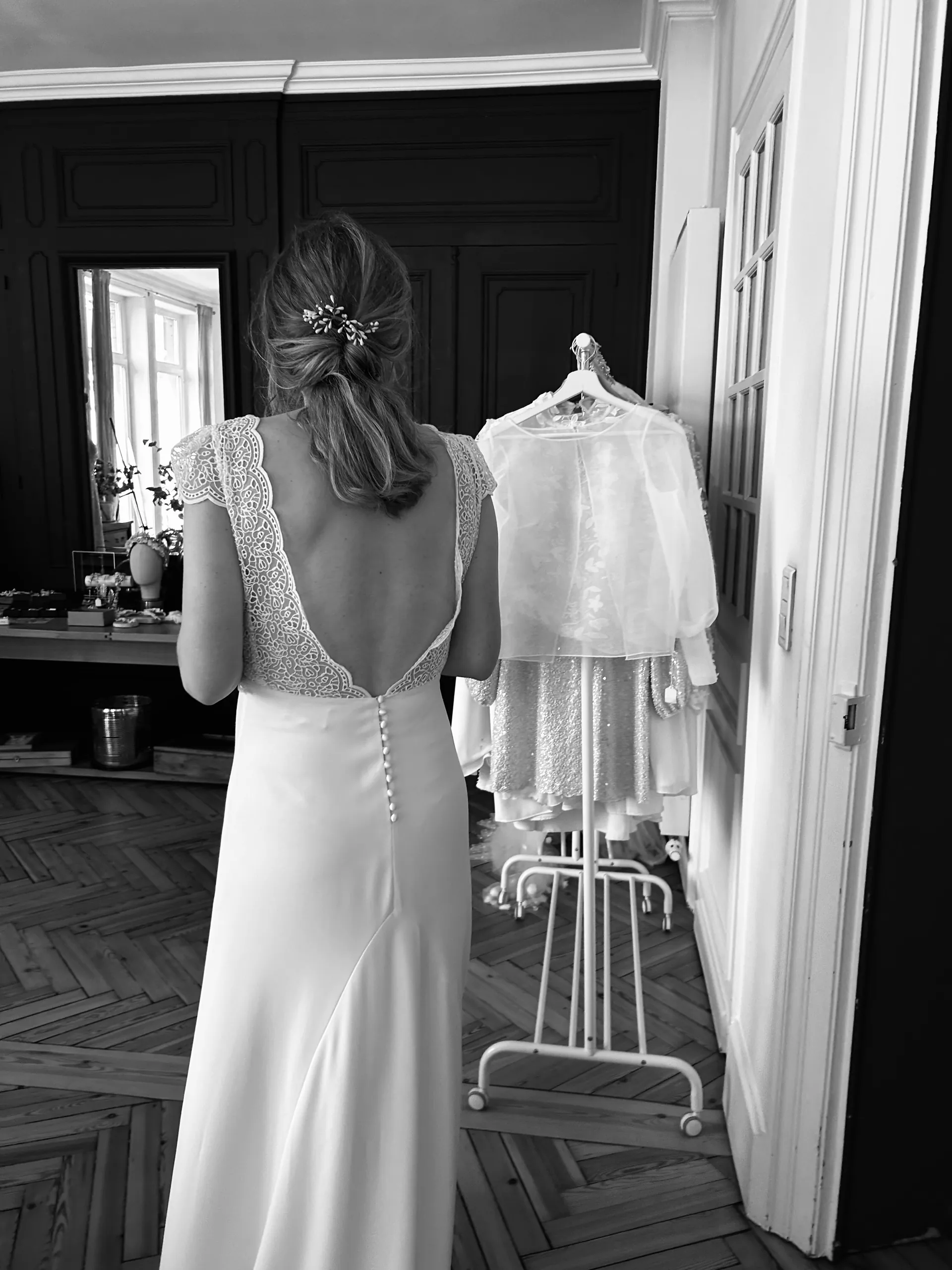 Dos en V en tulle brodé et boutons recouverts de la robe KATE, en noir et blanc