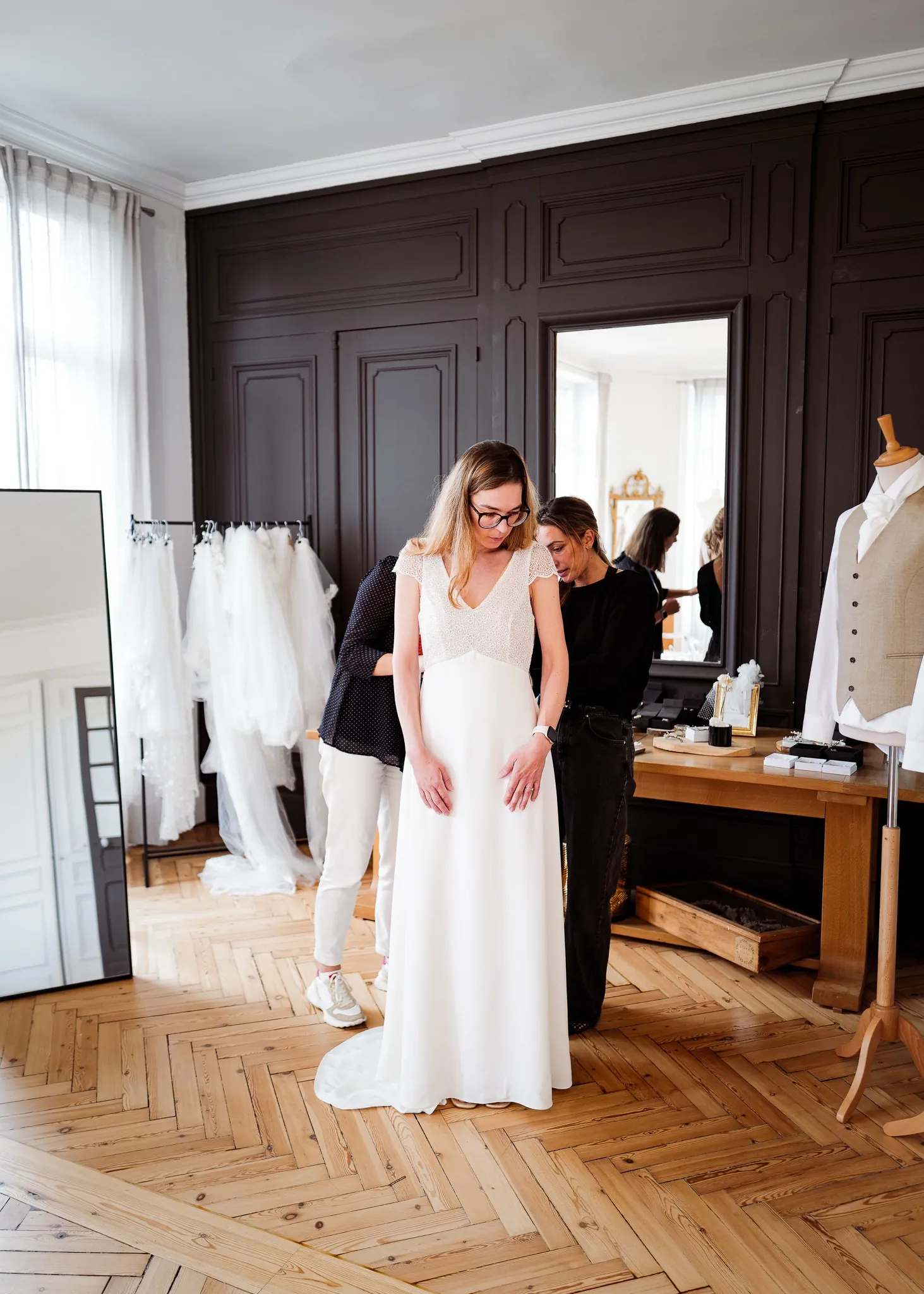Essayage final : les couturières ajustent la robe KATE au showroom