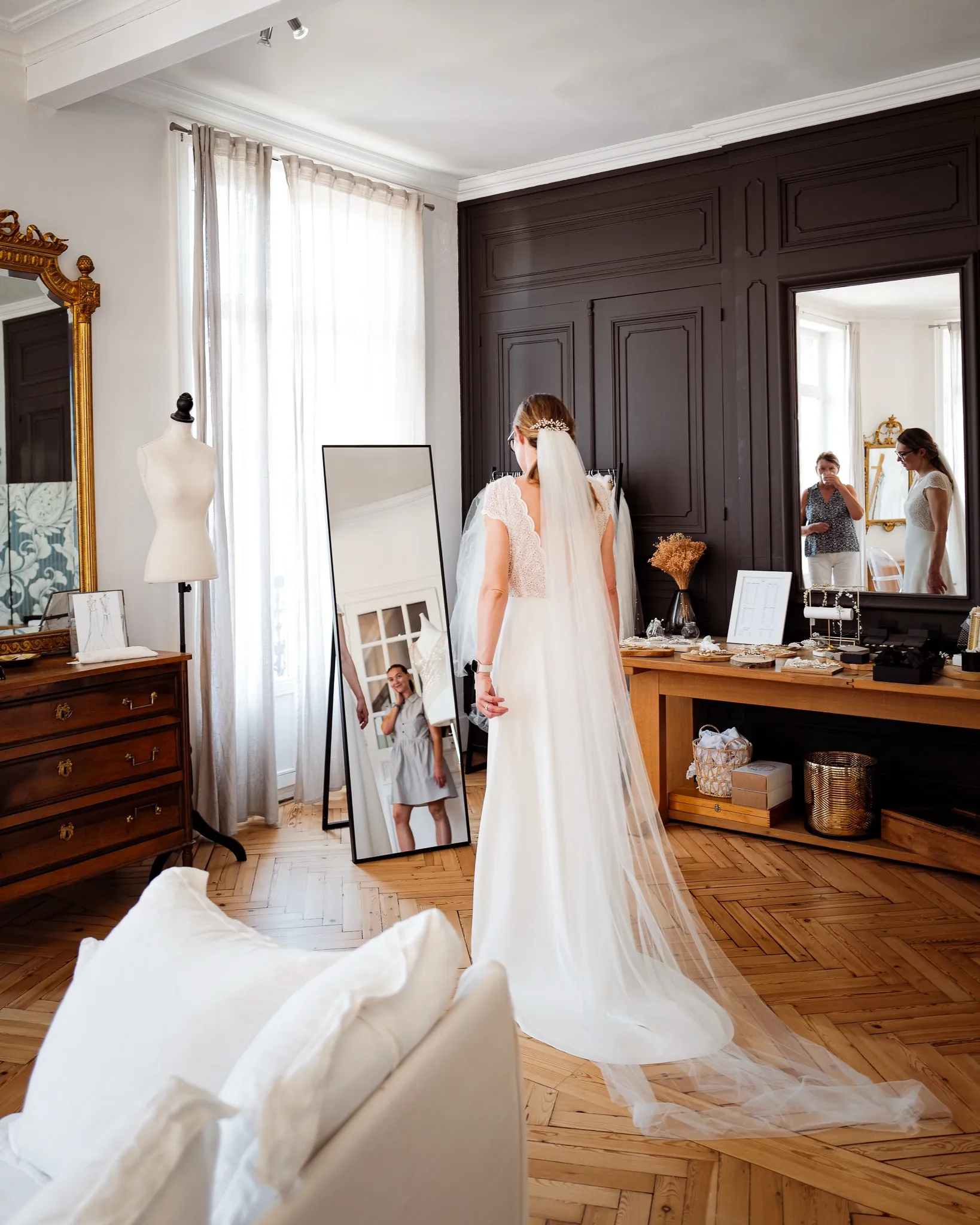 Dernier essayage de la robe KATE avec le voile, au showroom Elsa Barois