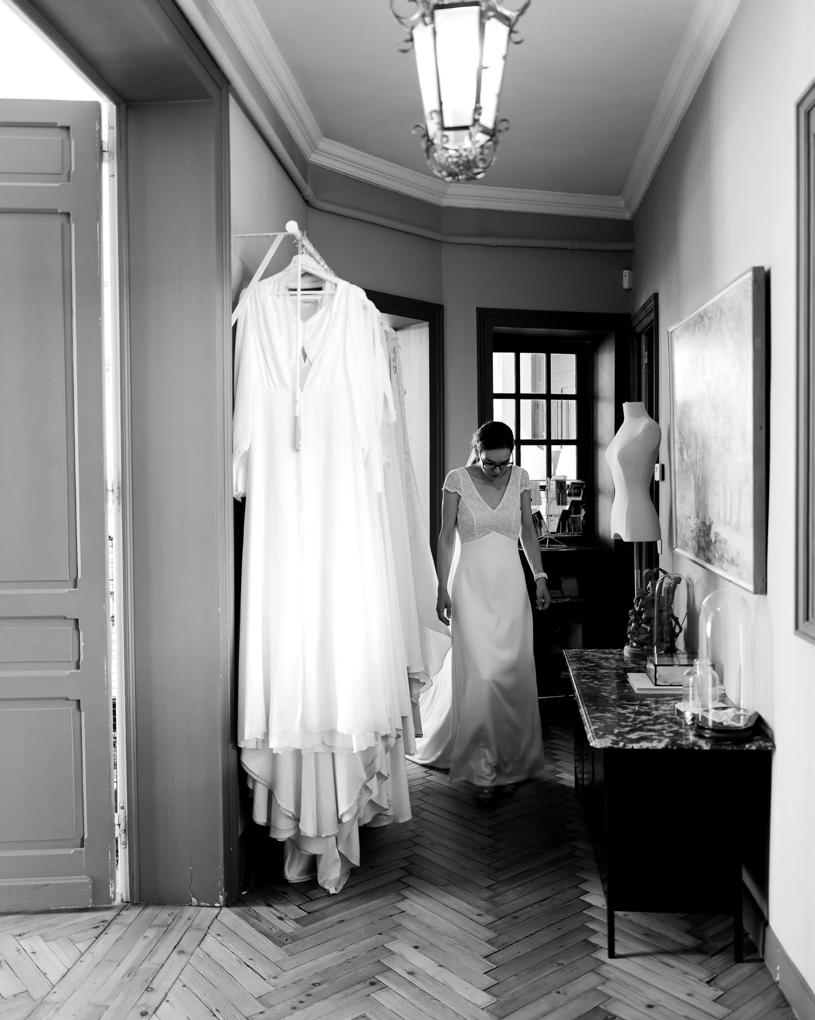 La robe KATE sur son cintre avant la livraison, en noir et blanc