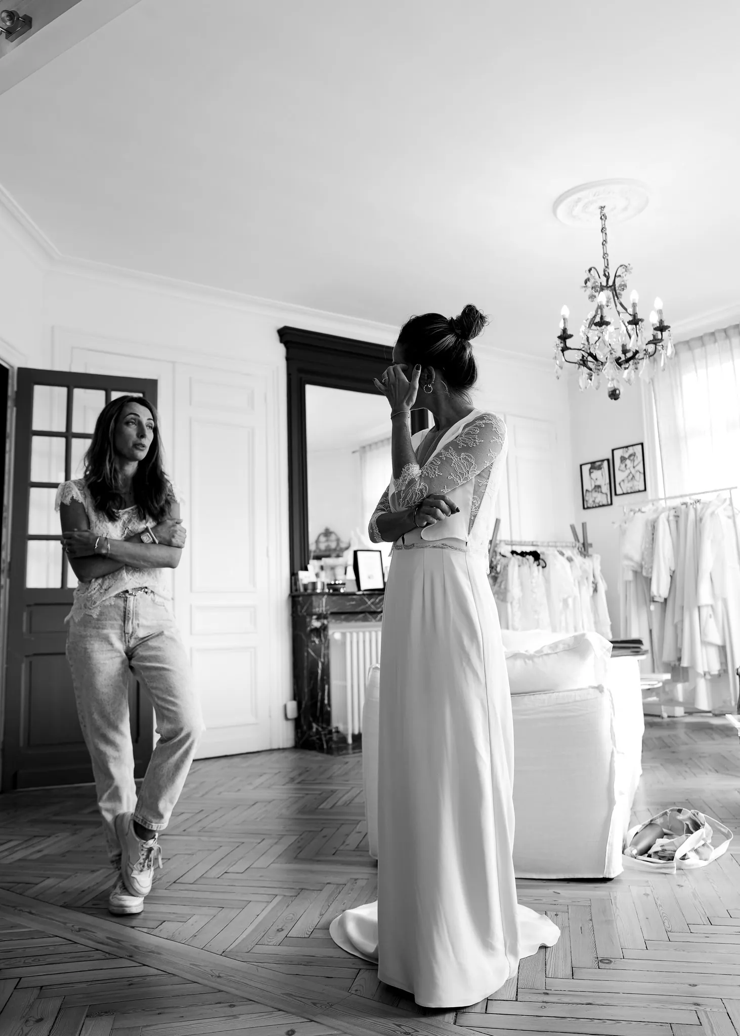 La robe et son gilet à manches en dentelle, traîne étalée au sol, en noir et blanc