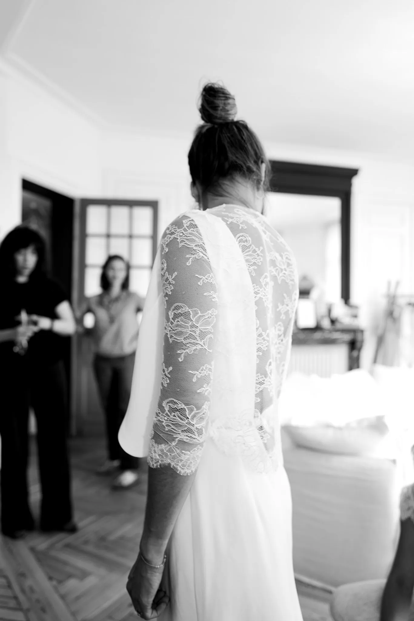 Le gilet en dentelle de Calais vu de dos : manches longues et dos en dentelle, en noir et blanc