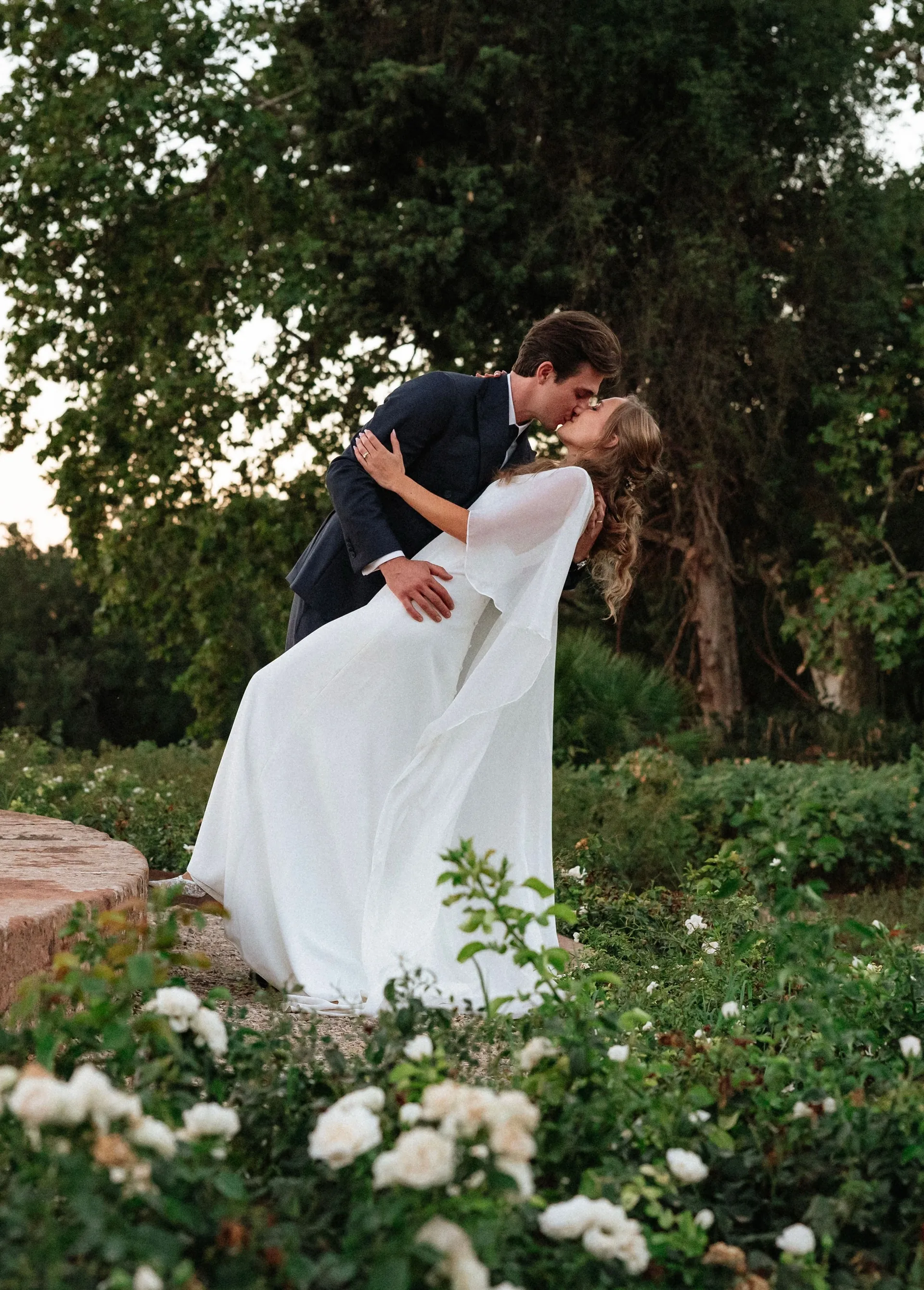 Eugénie et son mari s'embrassent dans un jardin de rosiers