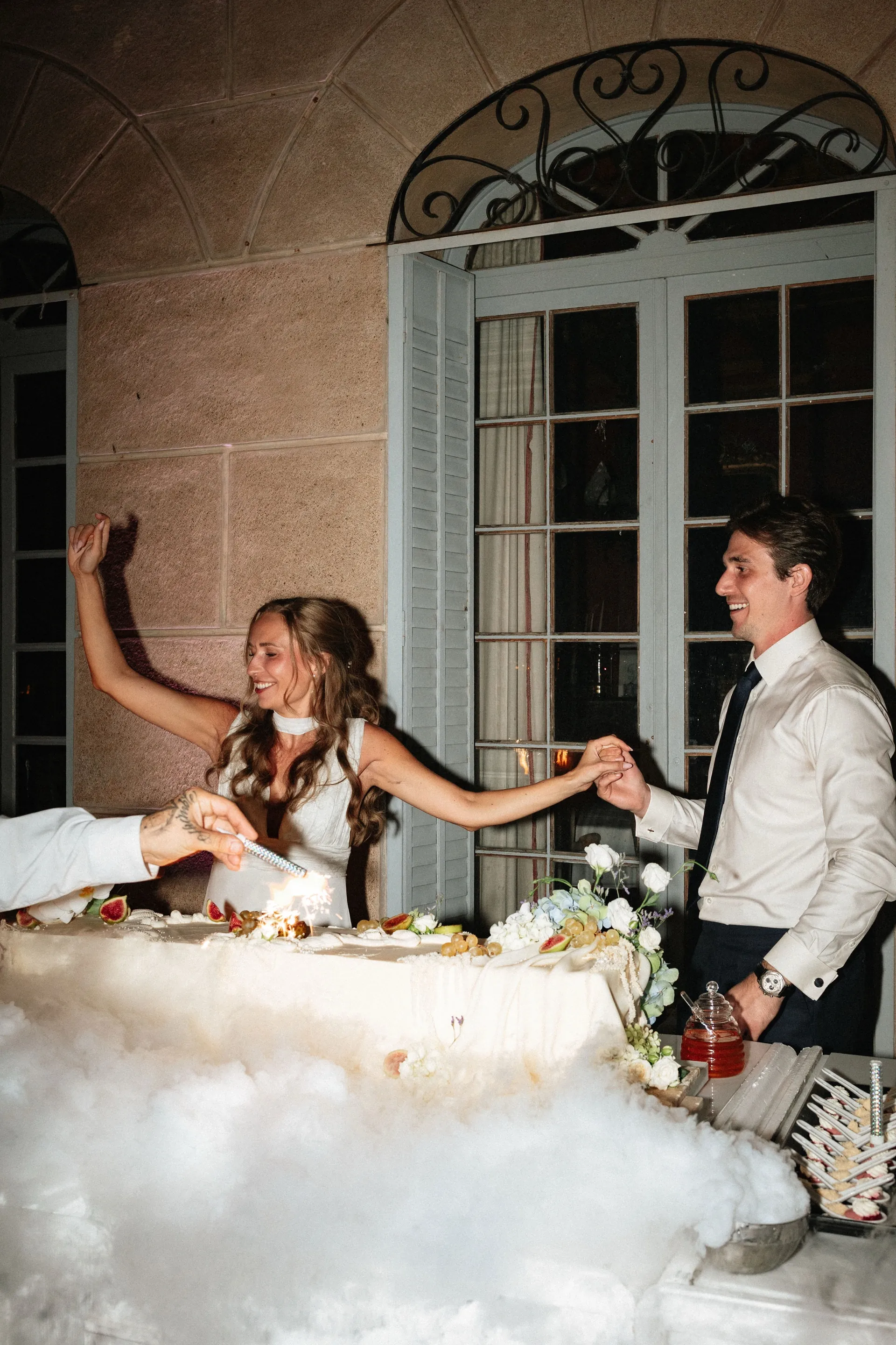 Eugénie et son mari à la table des mariés, dans un nuage de fumée froide