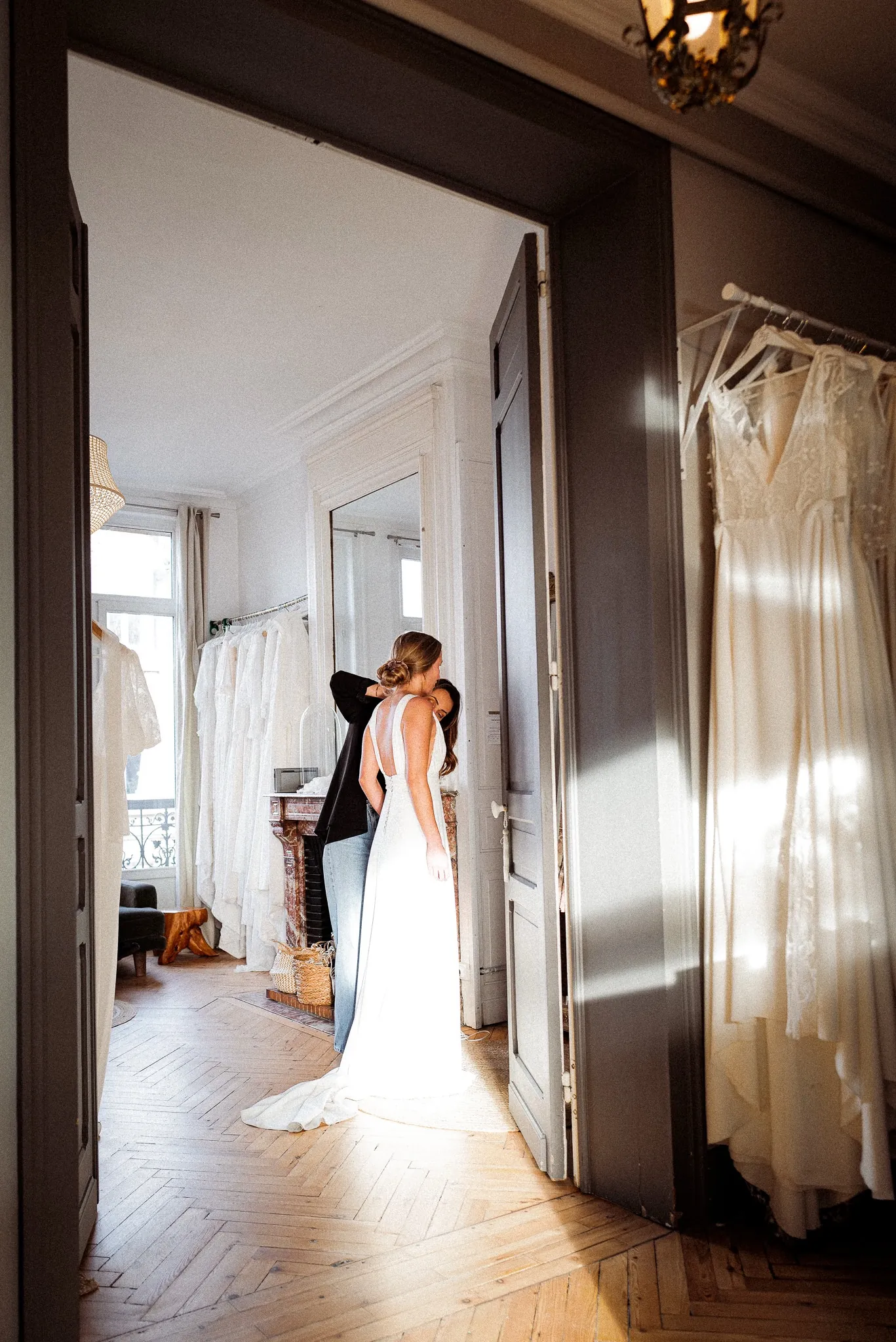 Eugénie dans la robe, au fond du showroom Elsa Barois, entre les portants de robes