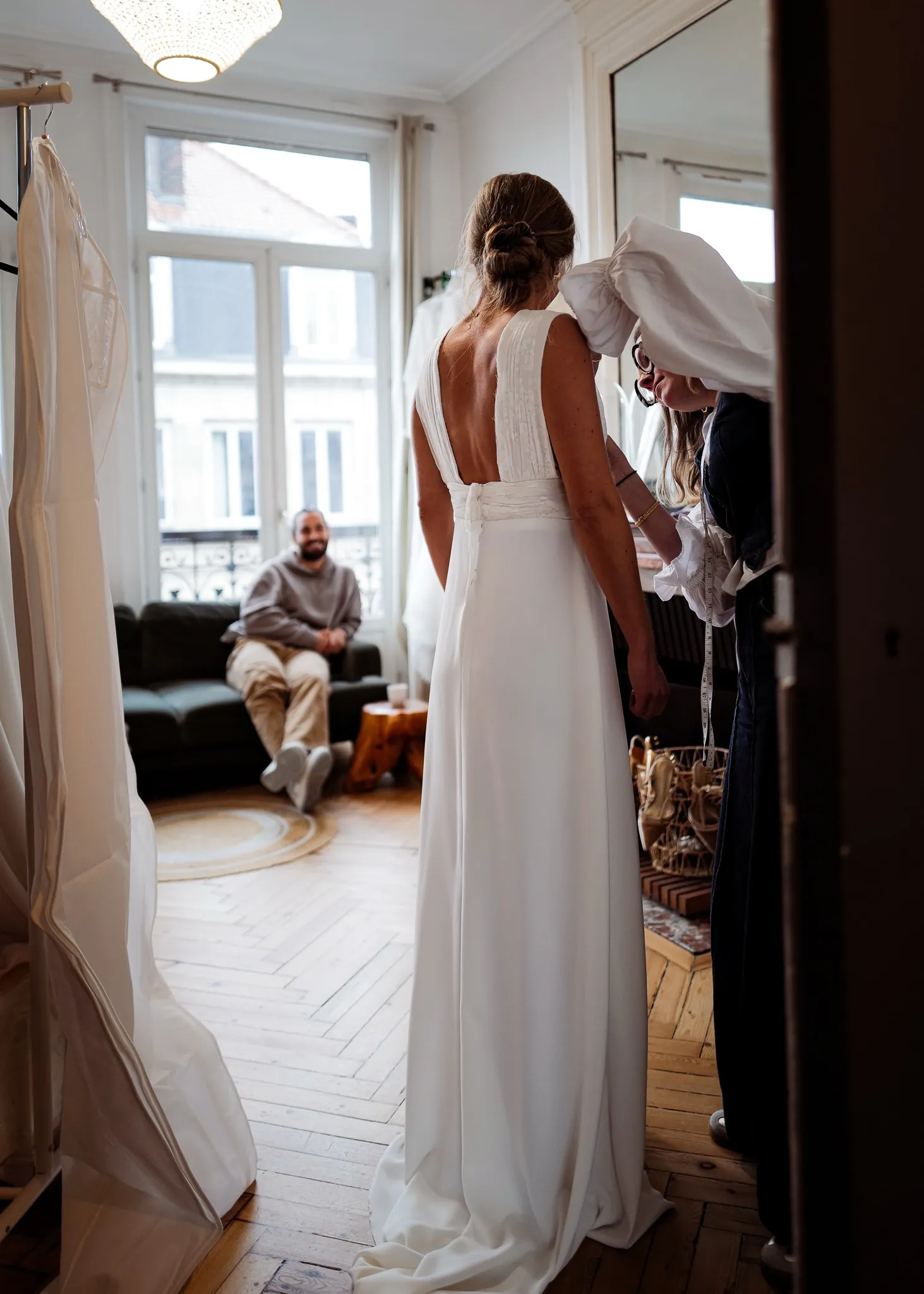 Deuxième rendez-vous : le voile est posé sur la robe, vue de dos