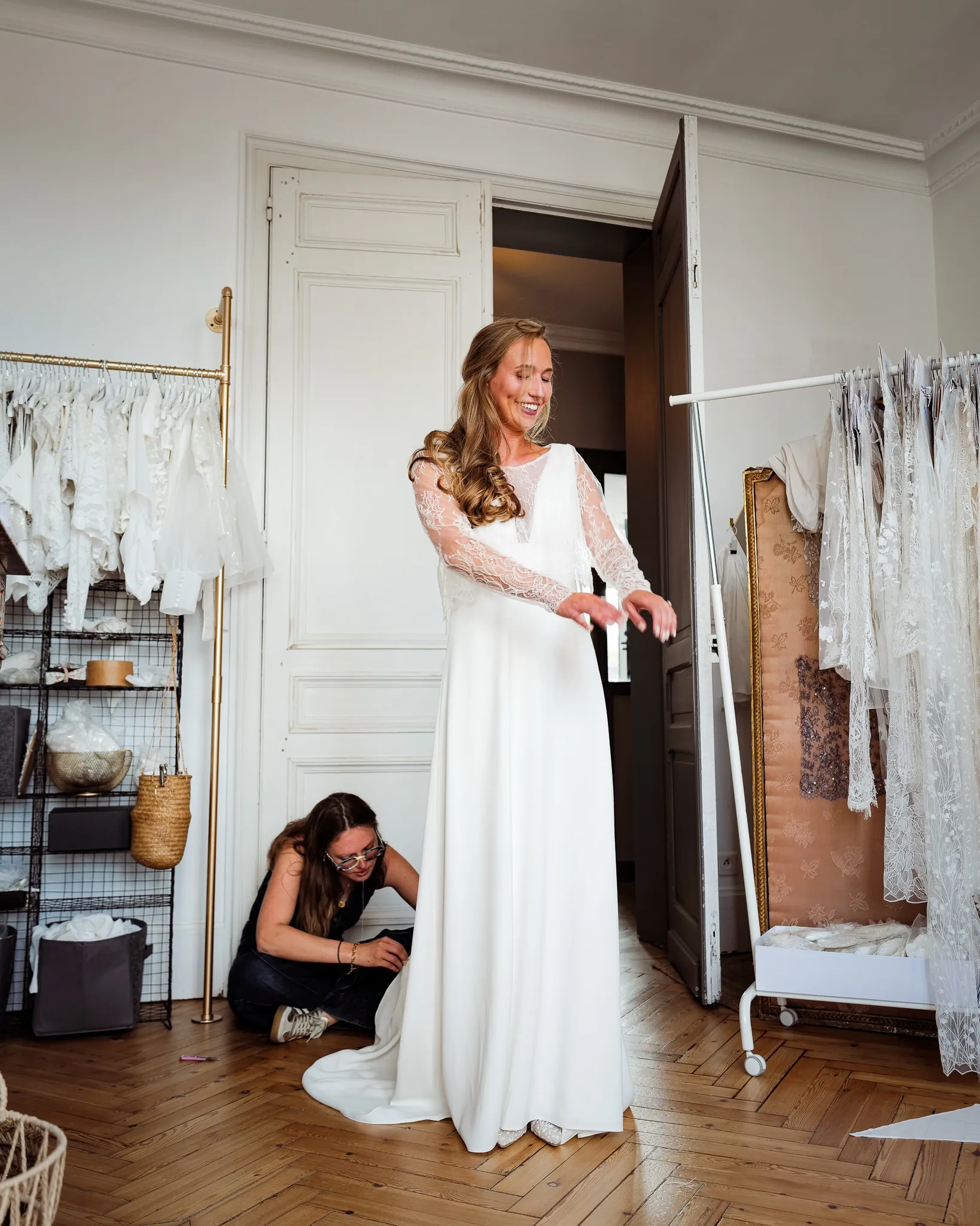 Eugénie au dernier essayage : la robe à large ceinture et le top à manches longues en dentelle de Calais