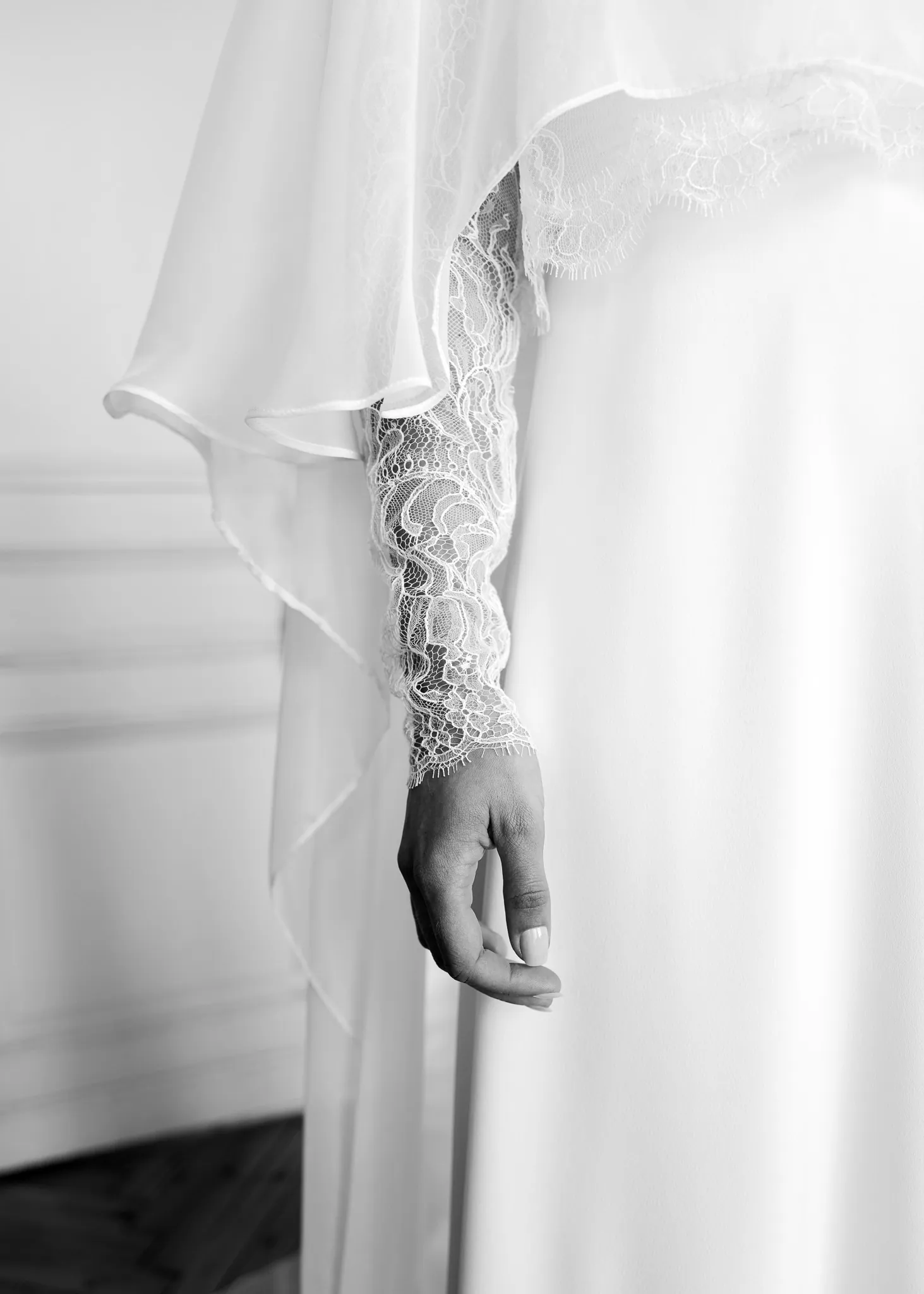 La manche en dentelle de Calais et la cape légère, en noir et blanc