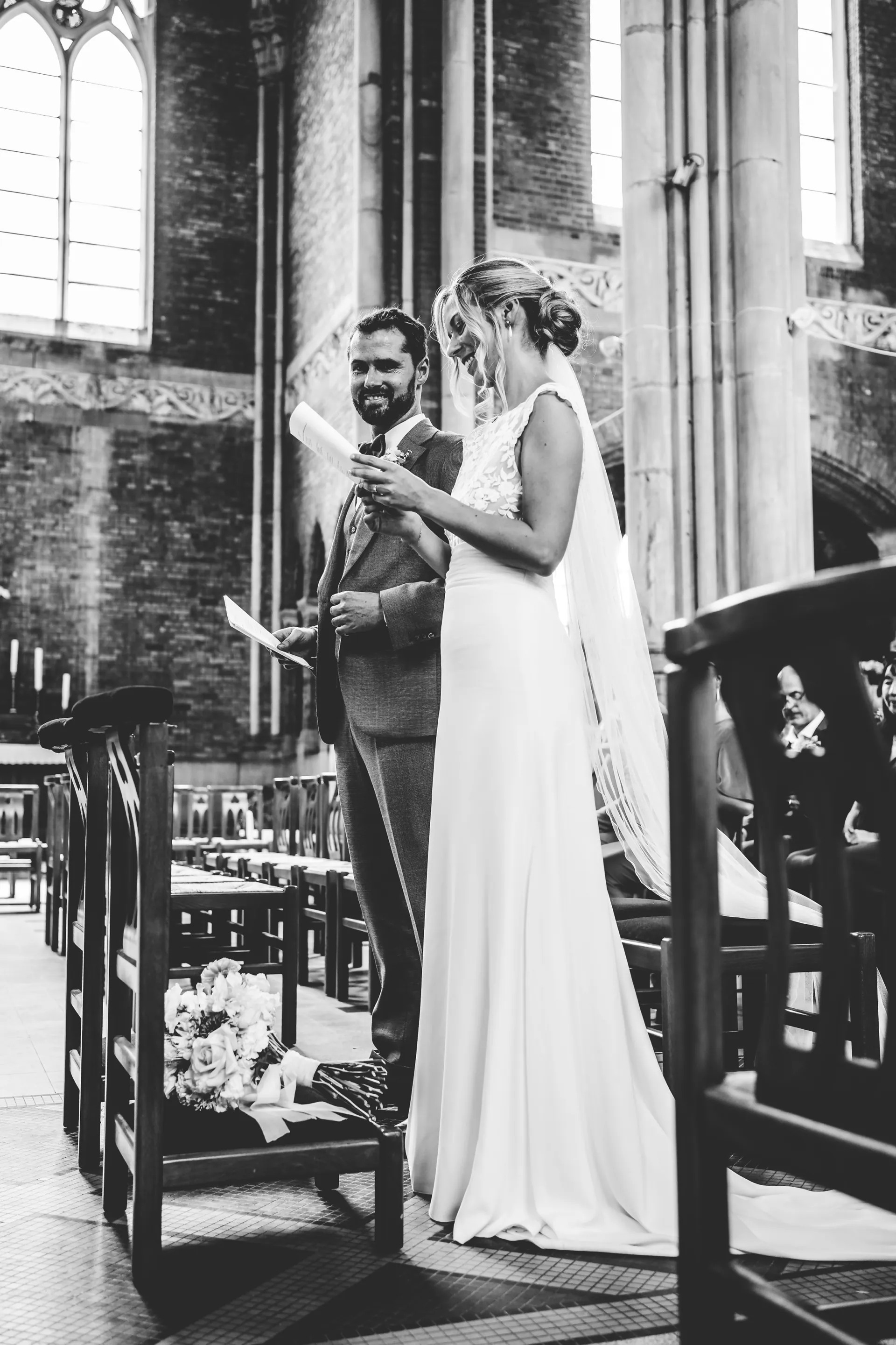 Lola et son mari échangent leurs vœux dans l'église, en noir et blanc