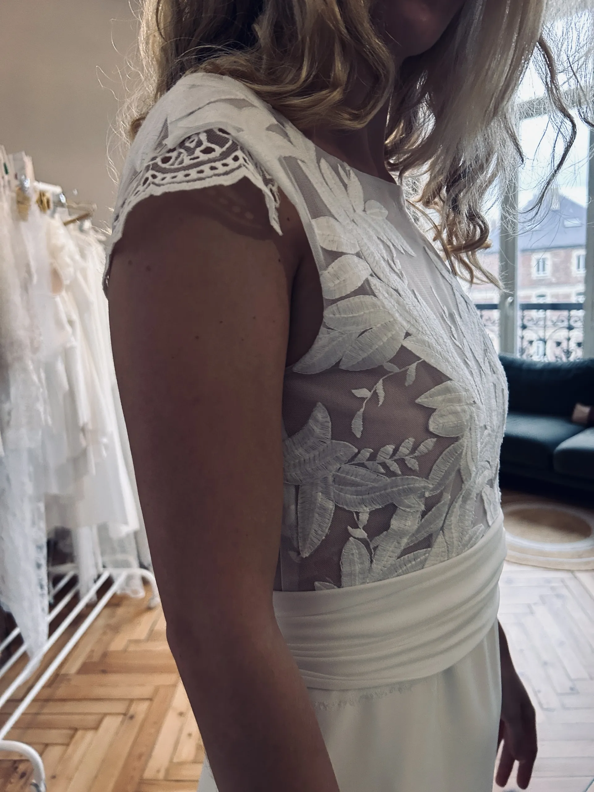 Essayage de la robe LIYA : buste en tulle brodé de feuillages, petite manche en tulle ajouré et ceinture en mousseline plissée