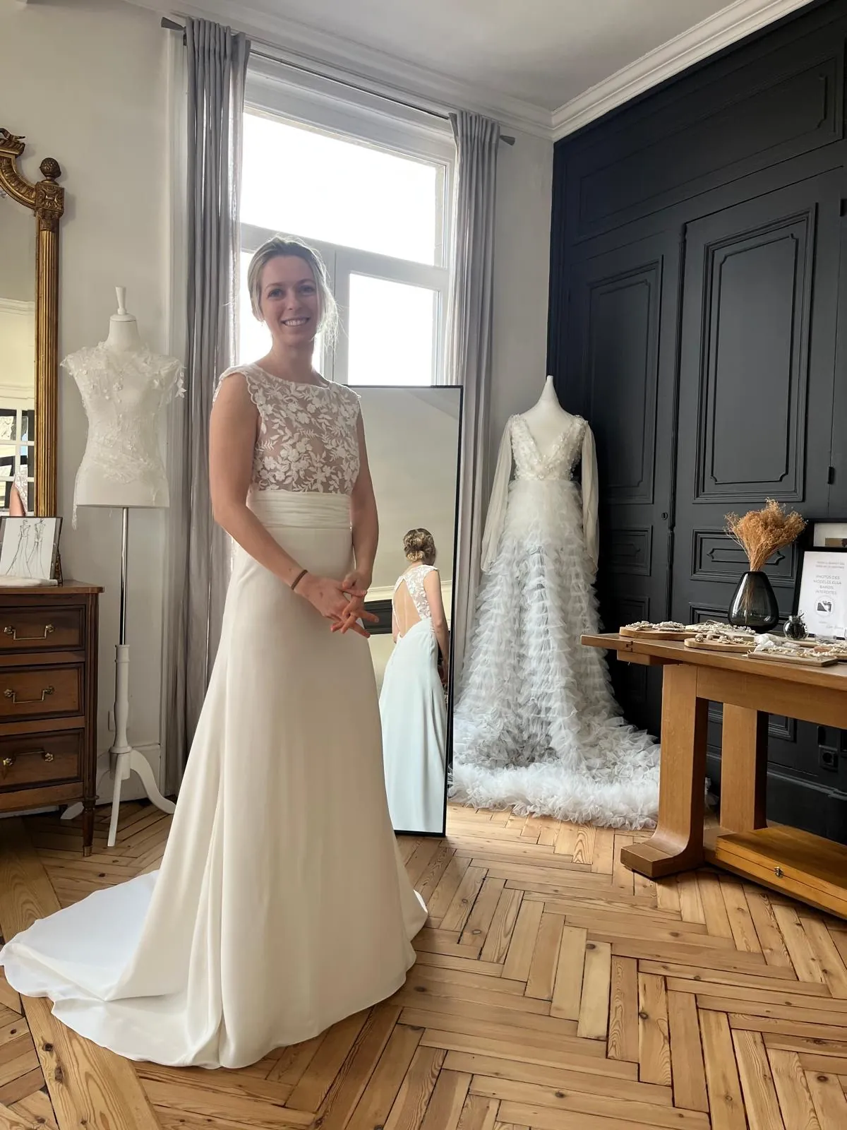 Lola essaie la robe LIYA au showroom Elsa Barois : buste en tulle brodé, ceinture en mousseline plissée, jupe sirène