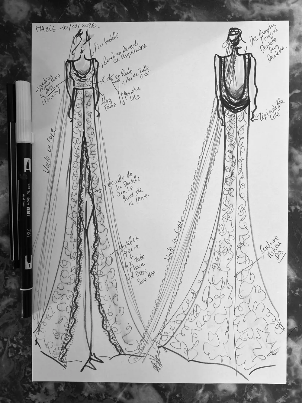 Croquis de la robe de Marie, daté du 10 mars 2026 : vue de face avec fente et voile en cape, vue de dos avec dos bénitier profond