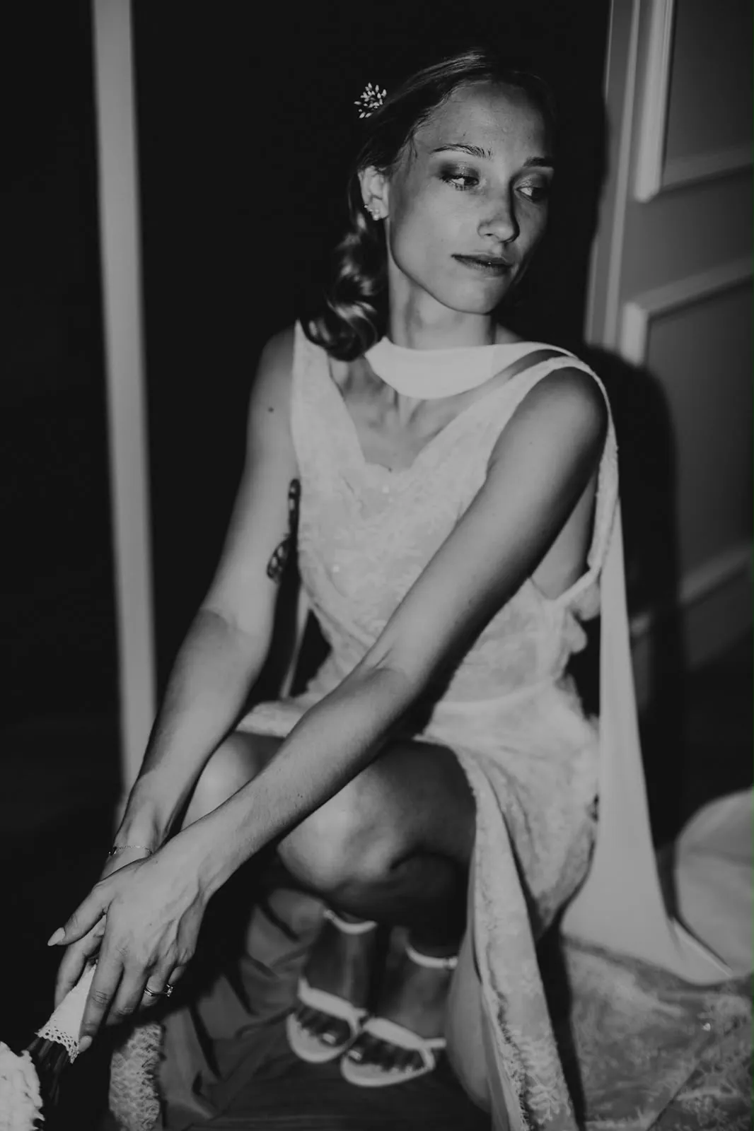 Marie ajuste sa chaussure, en noir et blanc