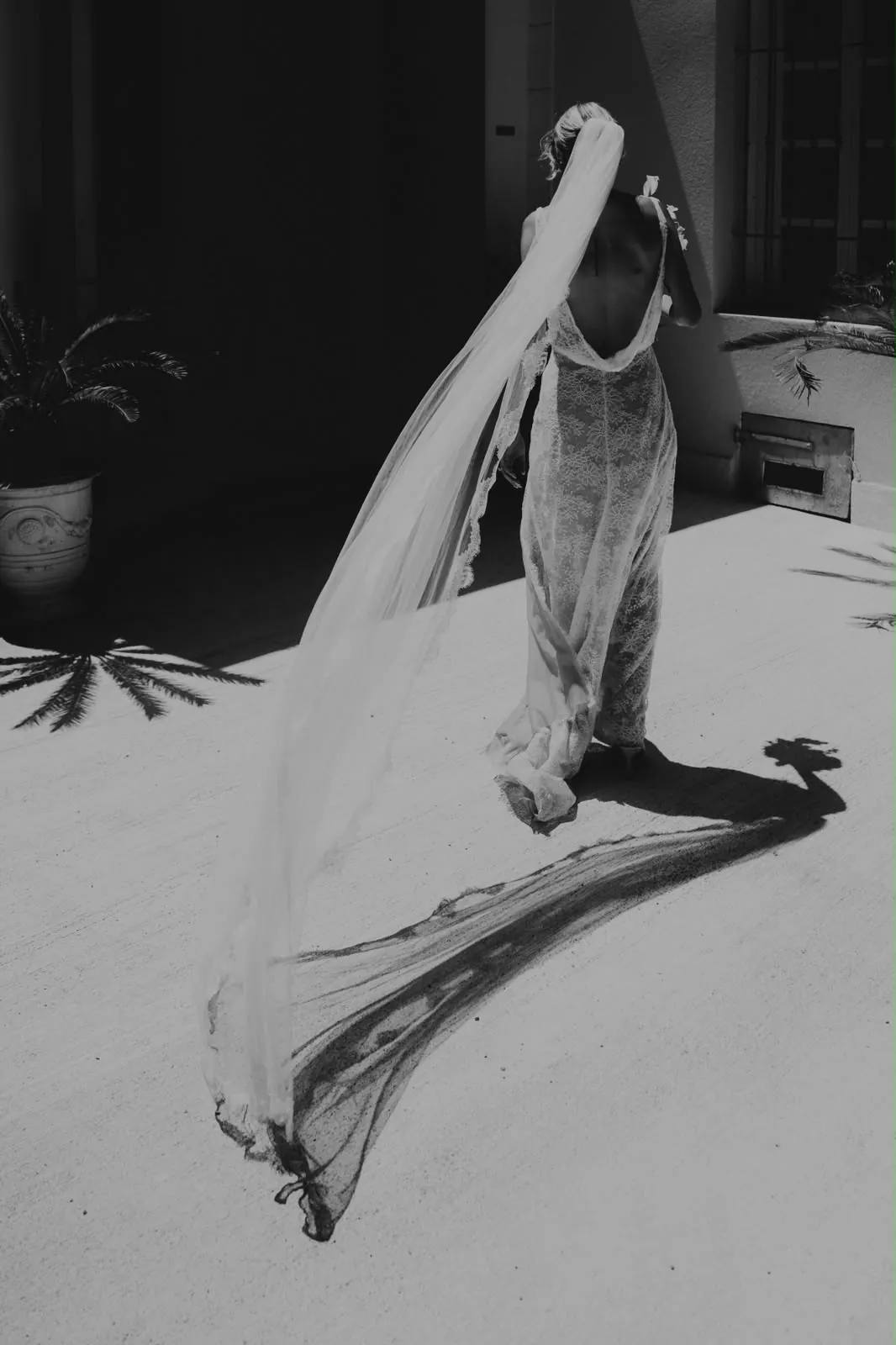 Le voile emporté par le vent, en noir et blanc, et son ombre au sol