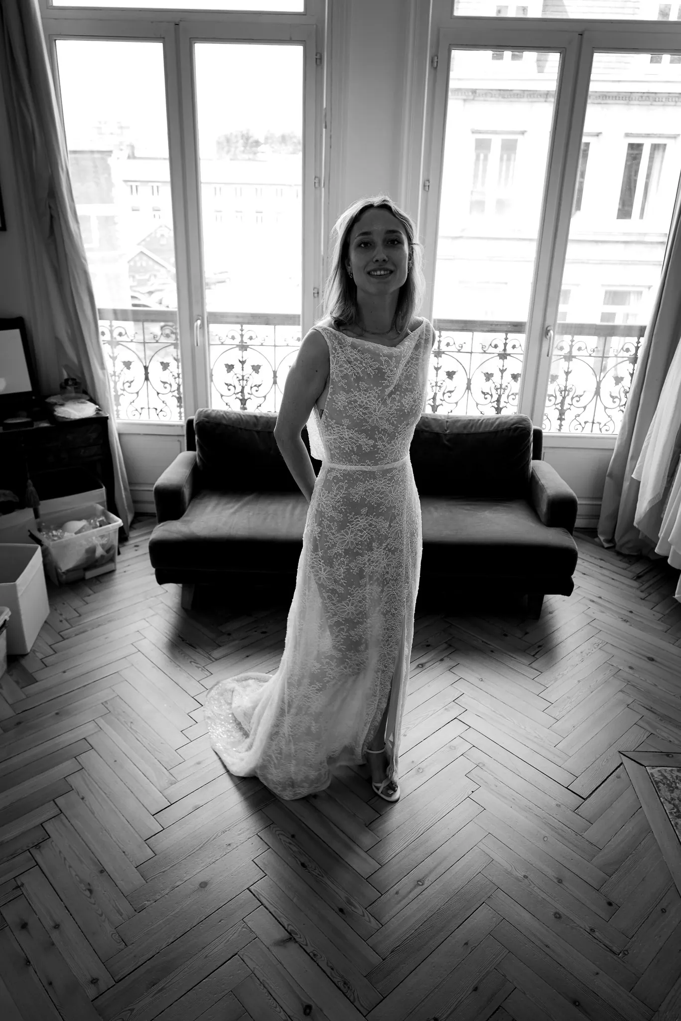 Marie dans la robe ALBA, en noir et blanc : dentelle, décolleté en V et petite traîne