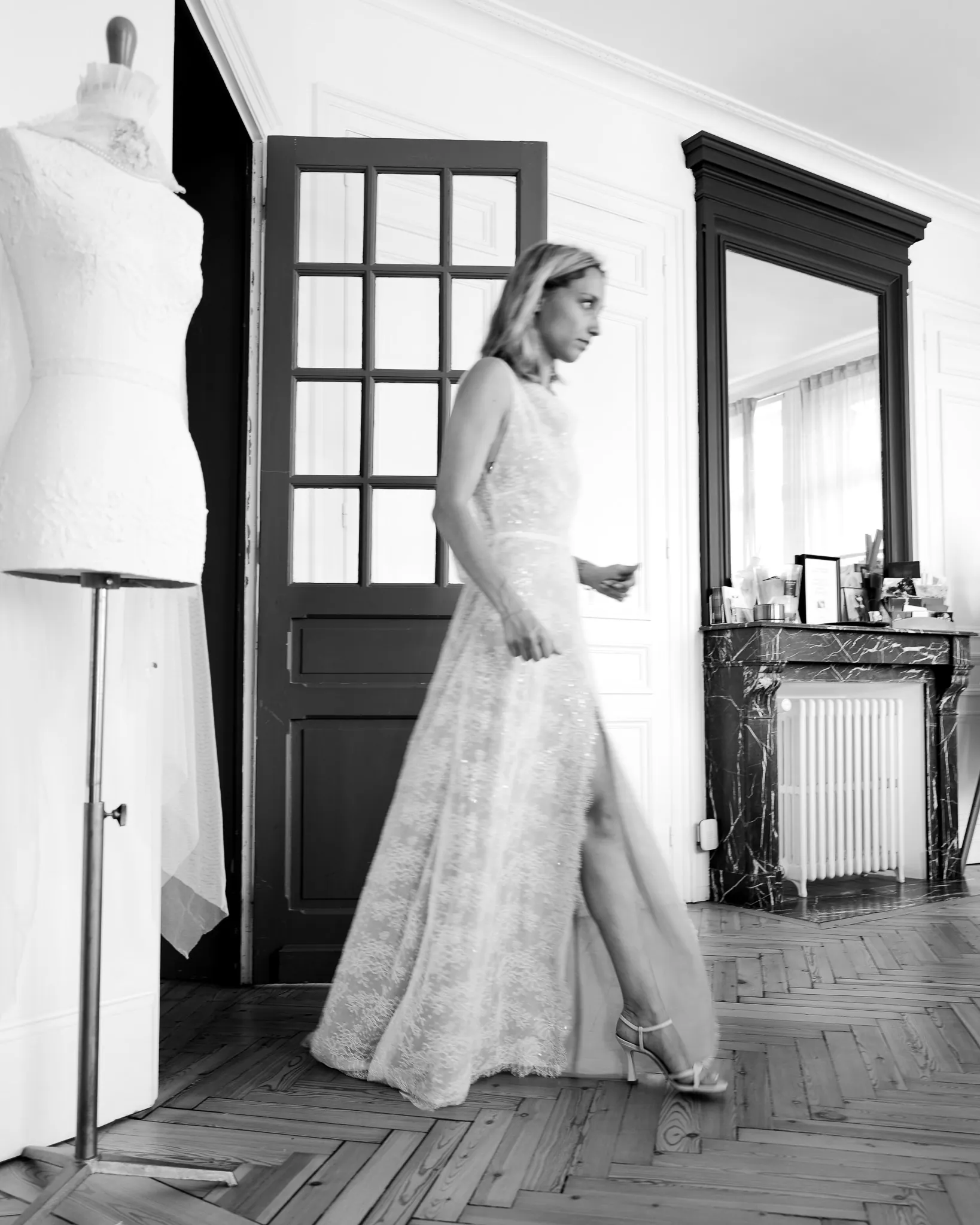 Marie marche dans la robe ALBA : la fente milieu devant, en noir et blanc