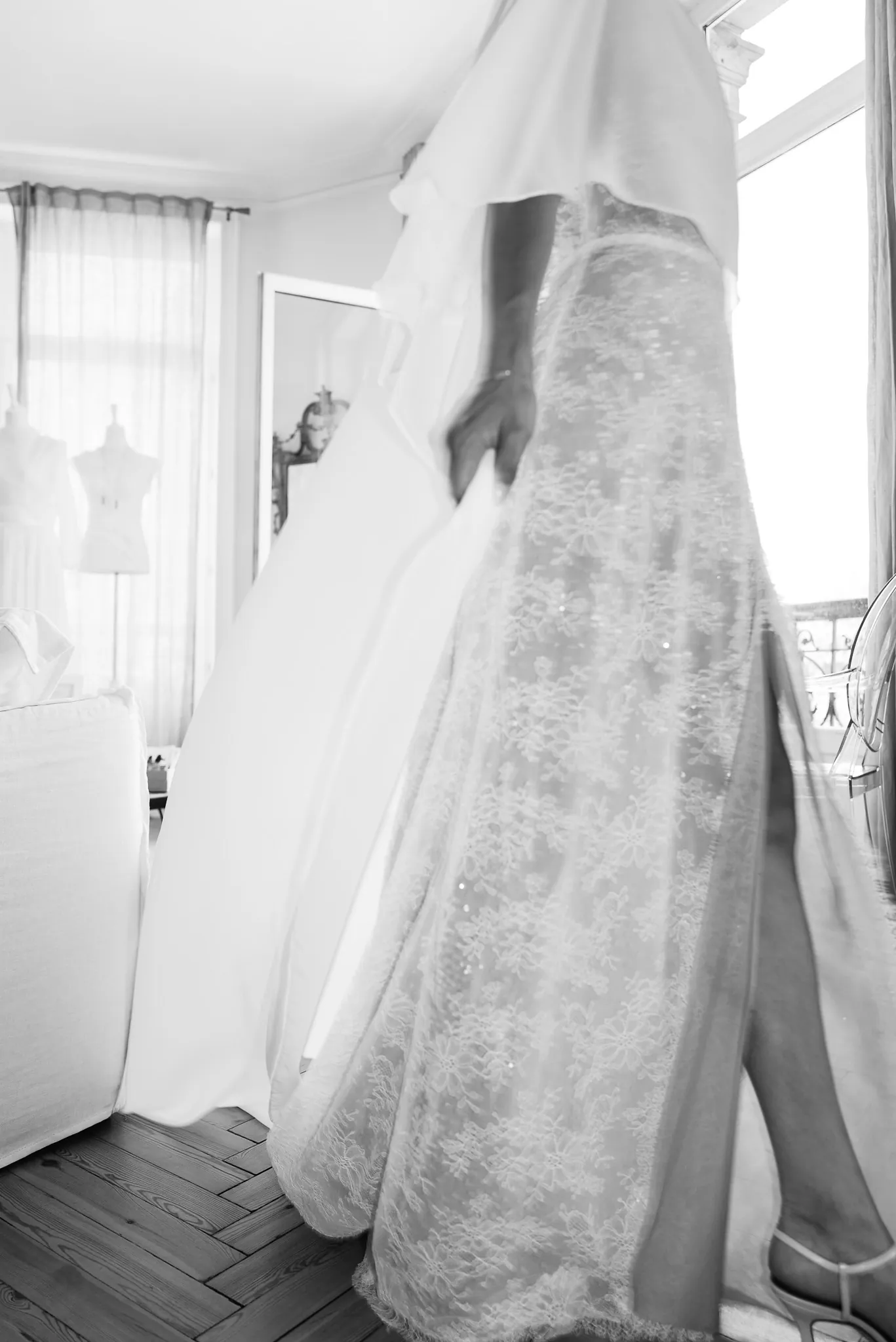La dentelle de la robe ALBA et sa fente, en gros plan, en noir et blanc