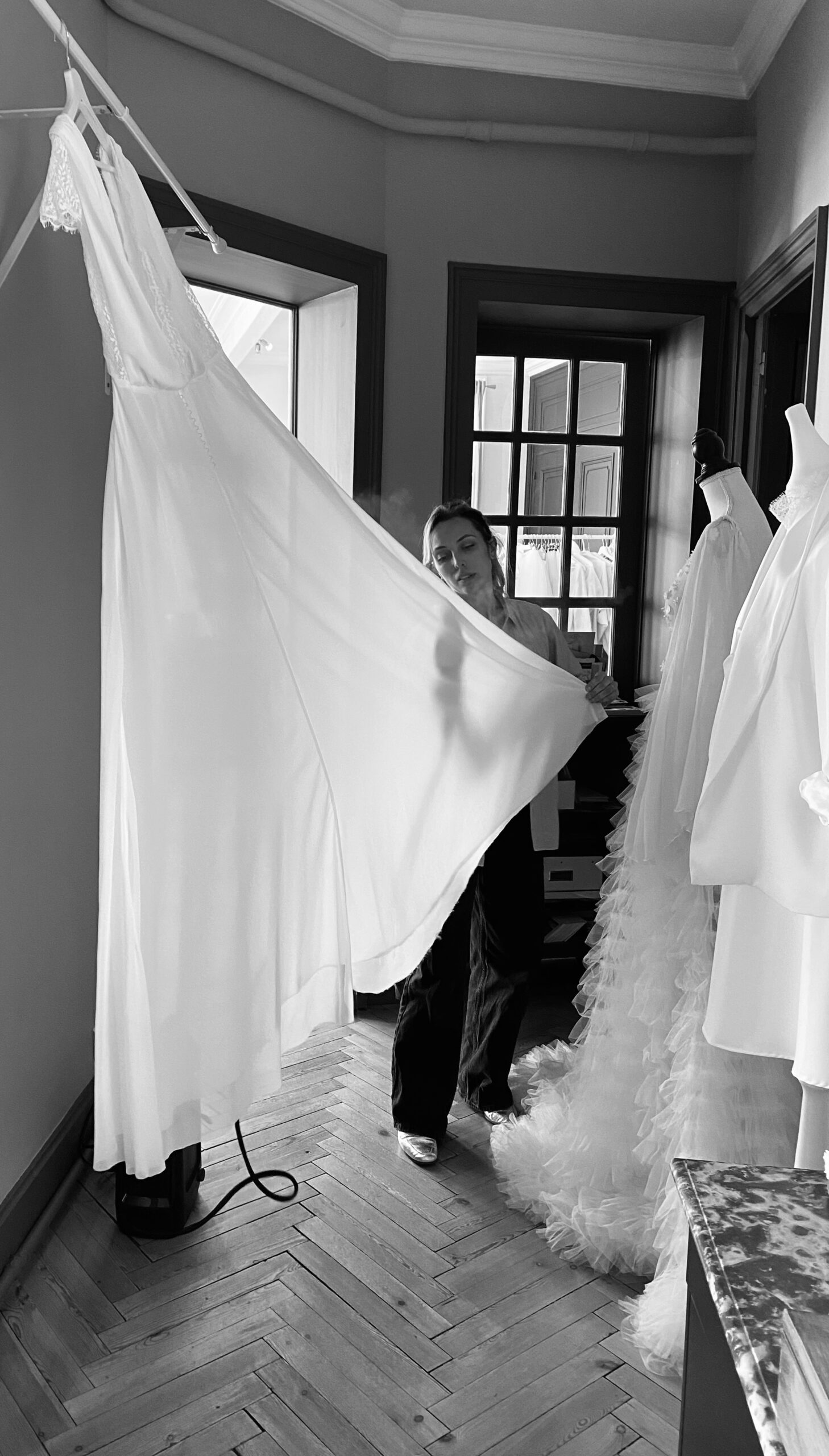 Elsa Barois repasse une robe de mariée avant la livraison