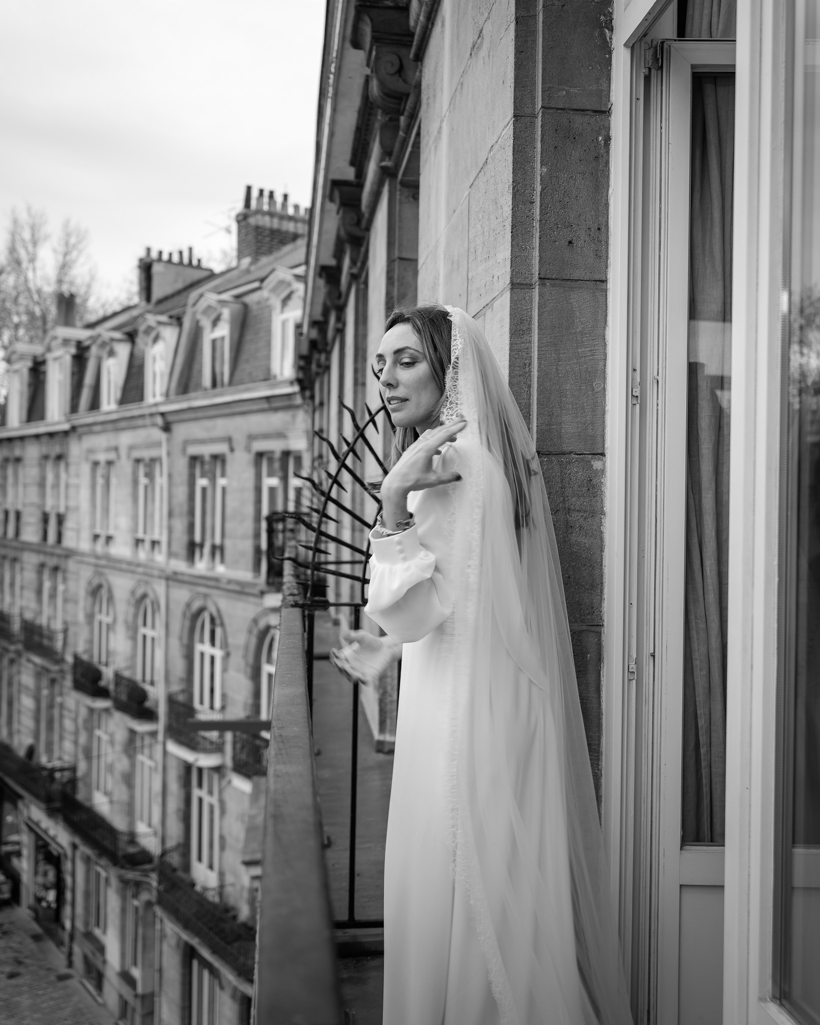 Elsa Barois portant une robe de la collection Croisière au balcon du showroom