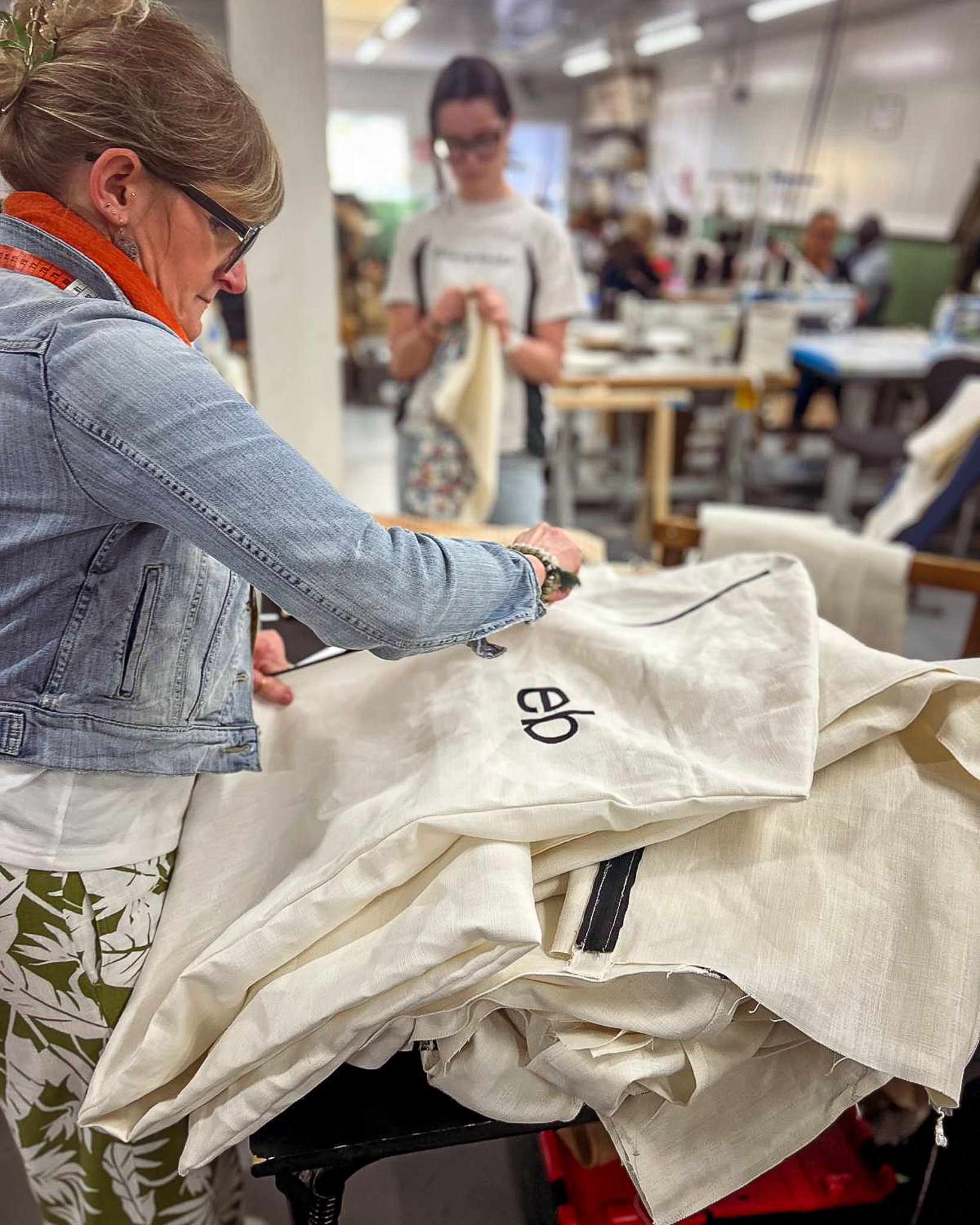 Housse Elsa Barois terminée, prête à protéger une robe de mariée sur-mesure