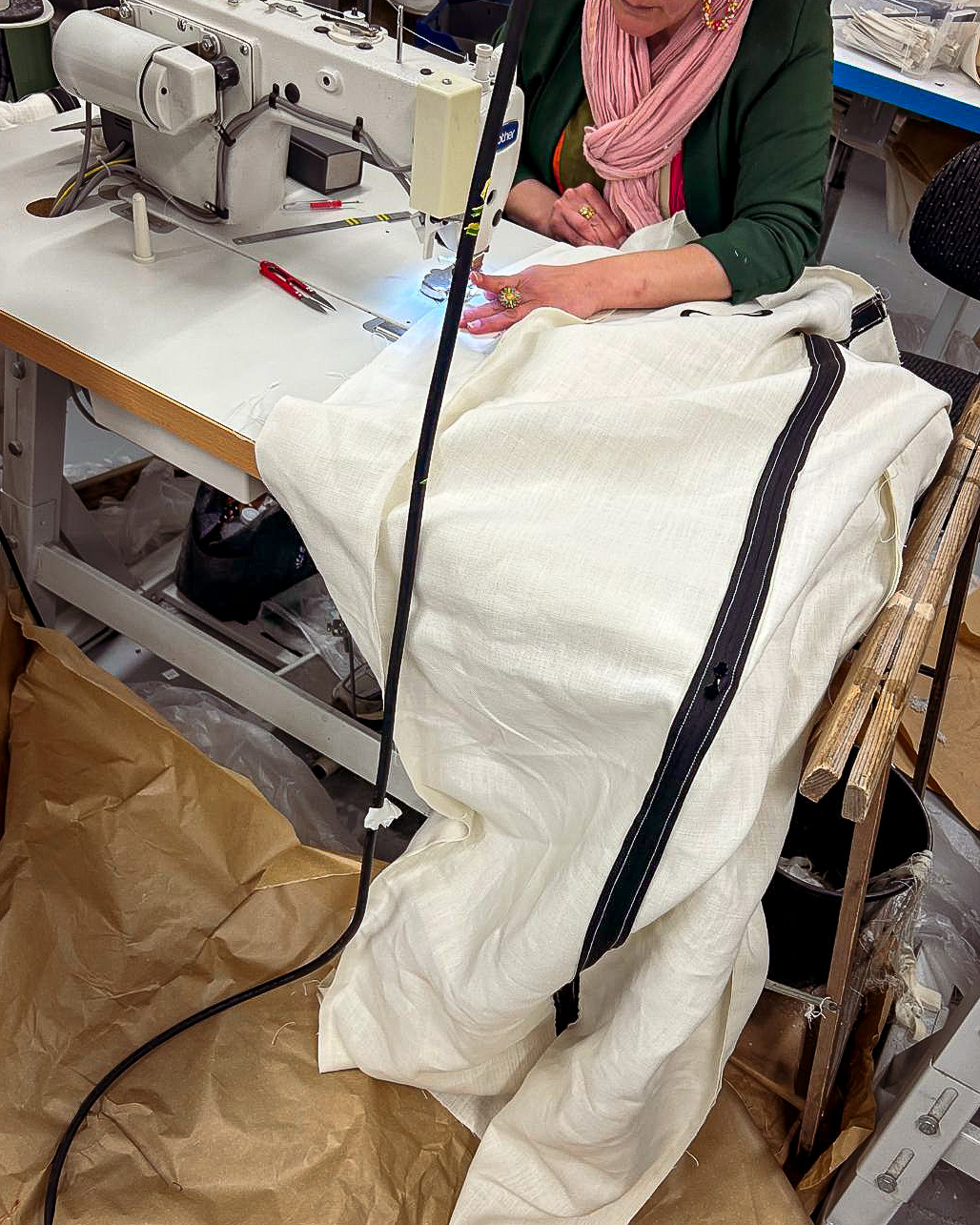 Assemblage d'une housse robe de mariée Elsa Barois en atelier