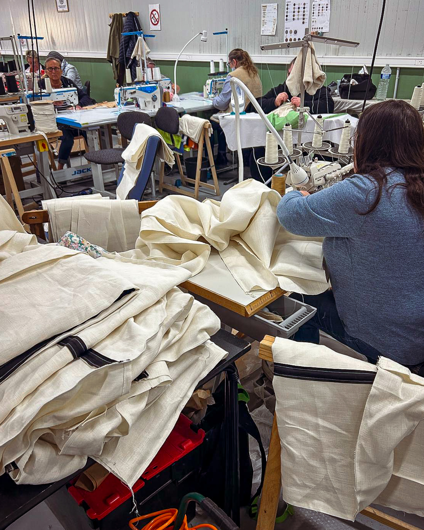 Couture détaillée de la housse Elsa Barois par un atelier solidaire