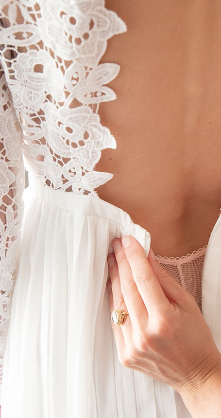 Robe de mariée Elsa Barois fermée à la main par Mathilde — Maison Jeanne Young