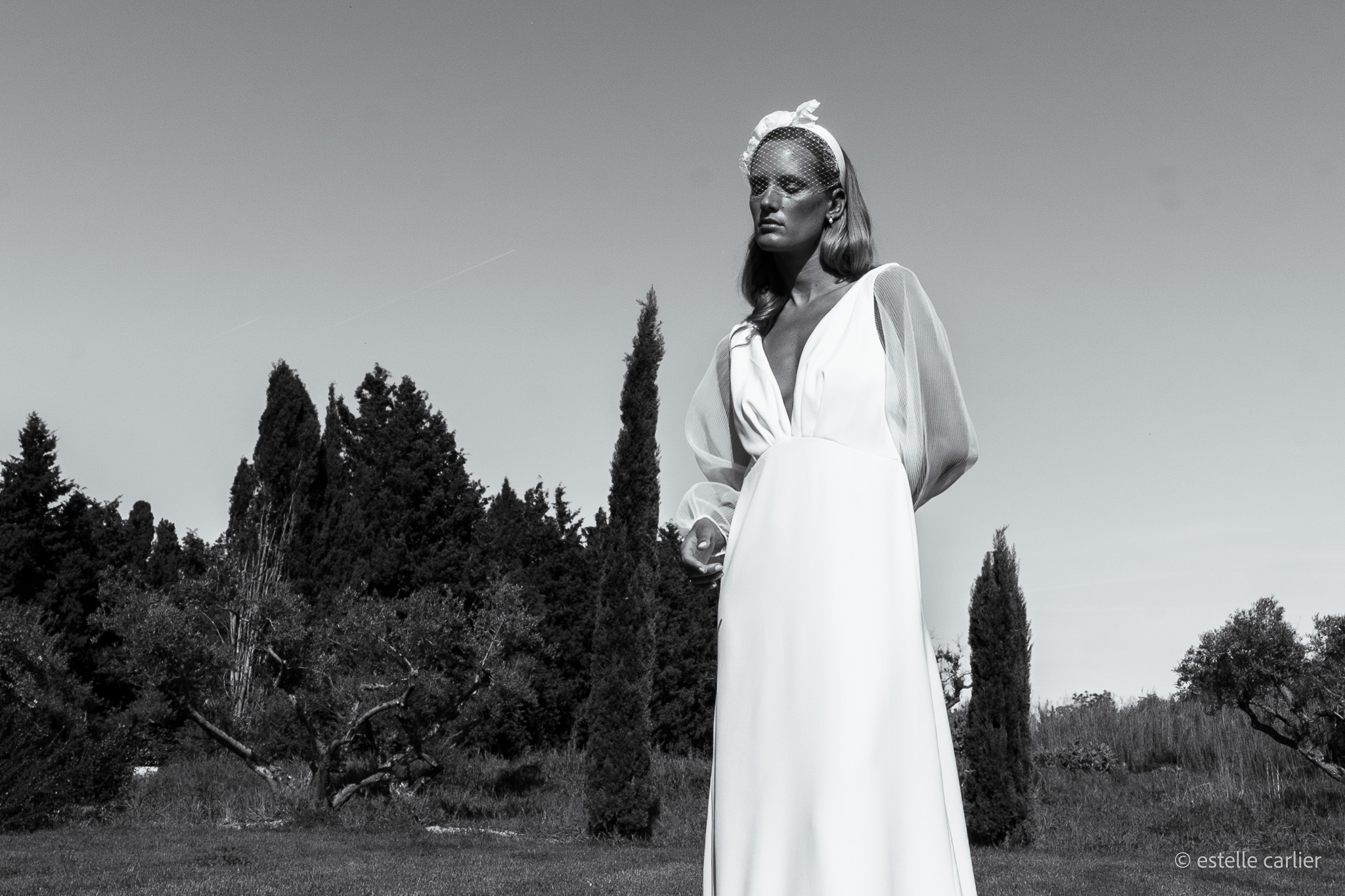 Look 06 Saint-Rémy — Robe Neroli crêpe, décolleté V profond, dos nu plongeant, manche organza