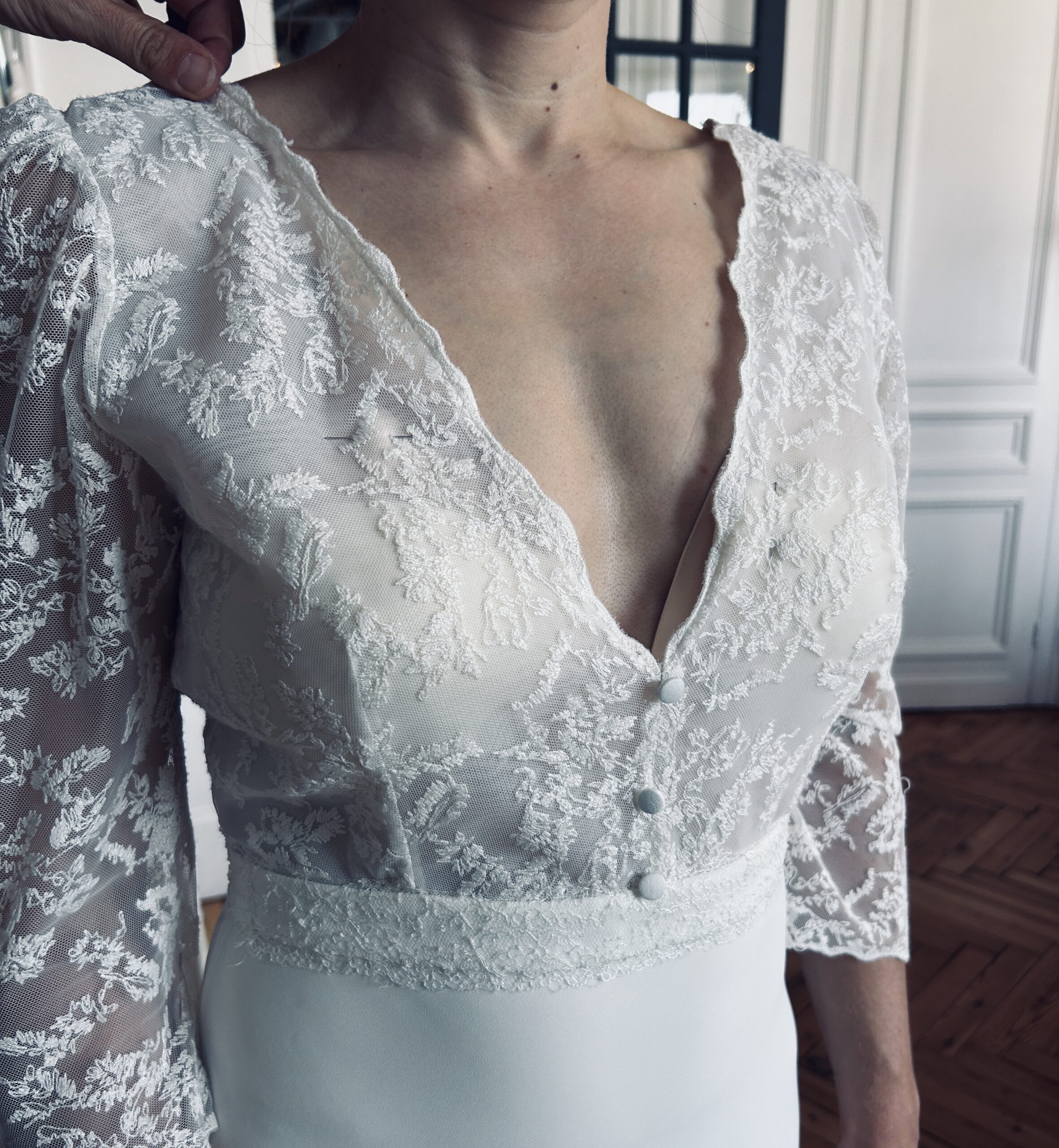 Claire — couronne pièce unique Elsa Barois portée avec la robe ISABELA