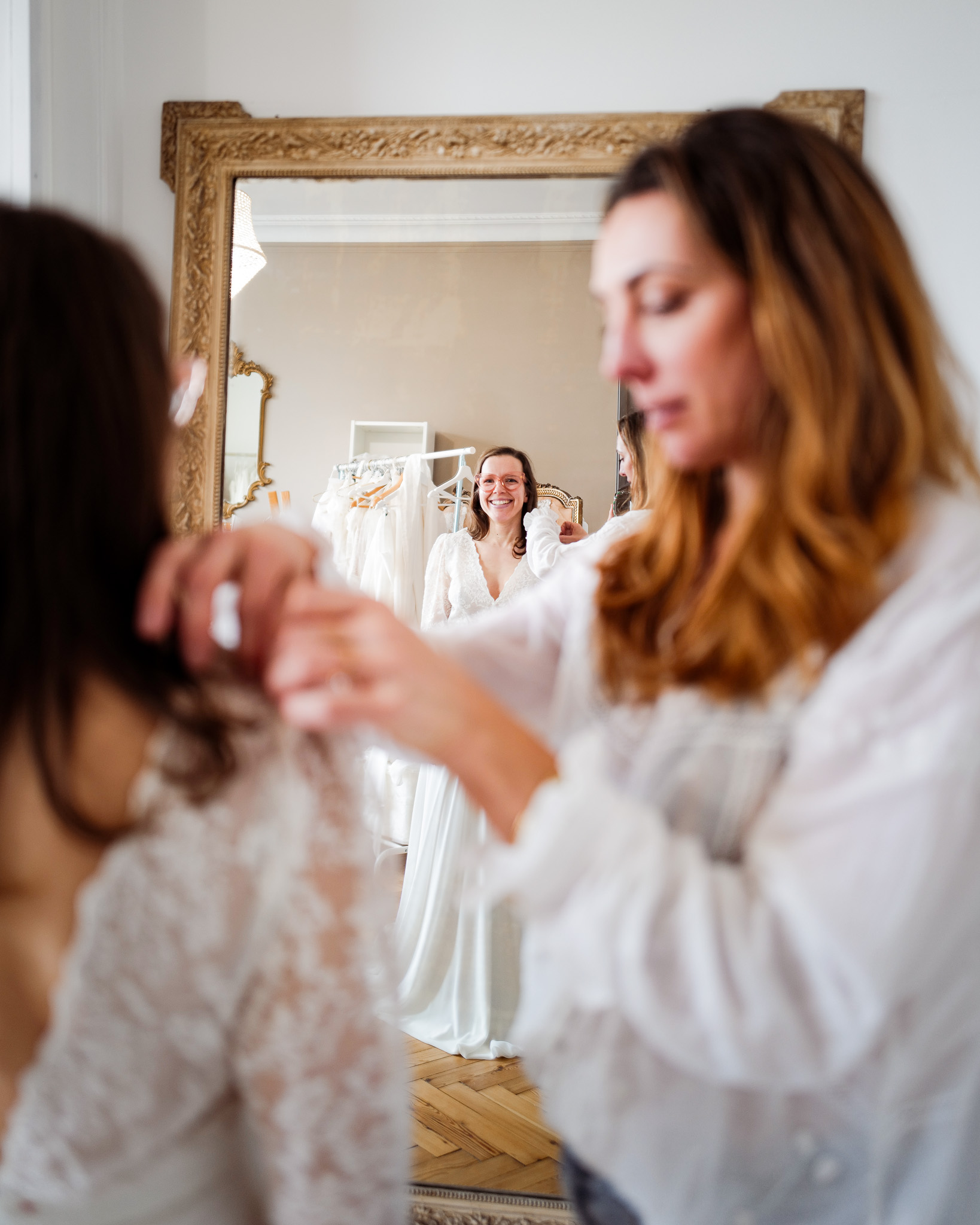 Claire — essayage de la robe ISABELA au showroom Elsa Barois, tulle brodé