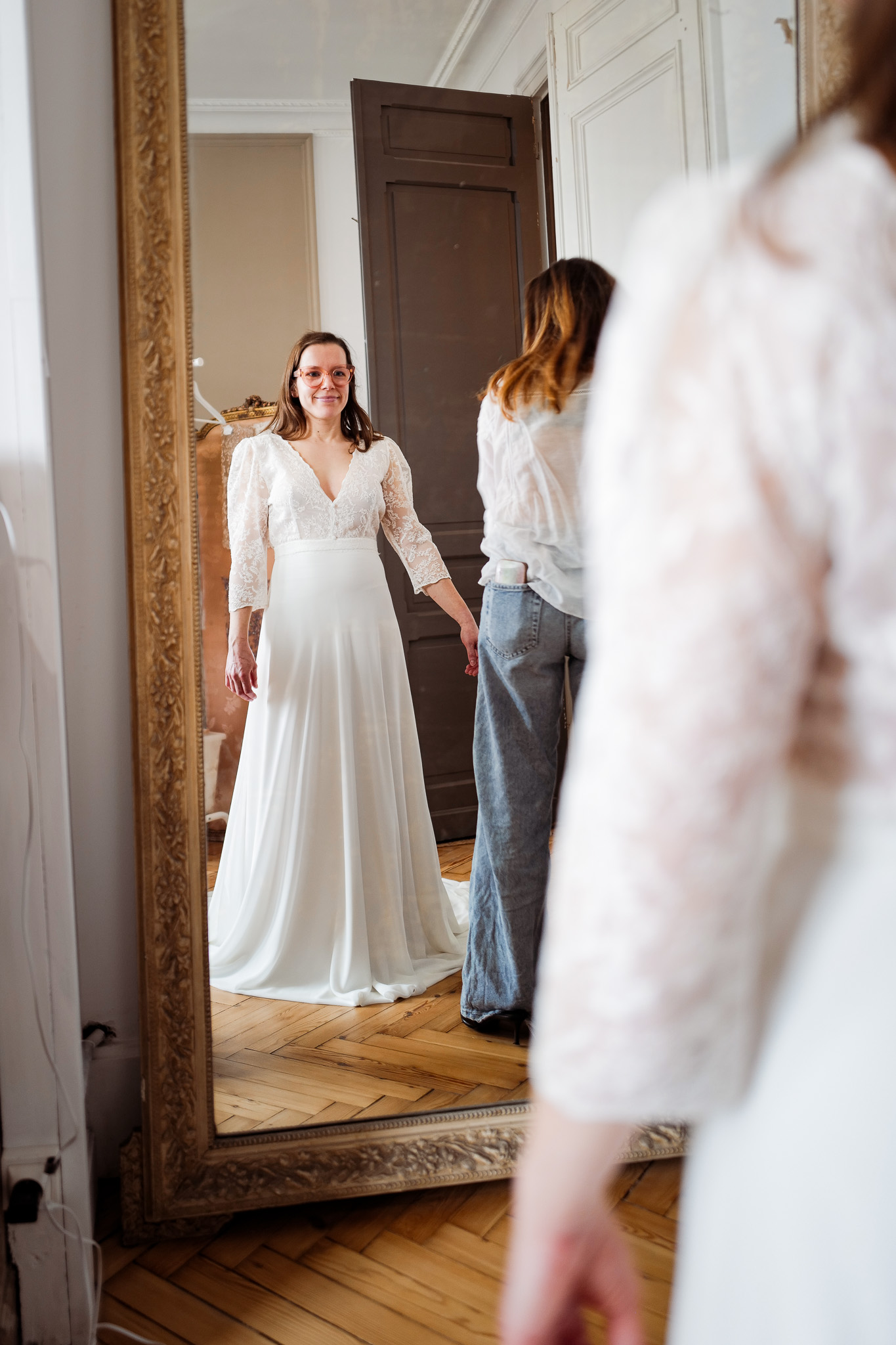 Claire — essayage de la robe ISABELA au showroom Elsa Barois, tulle brodé