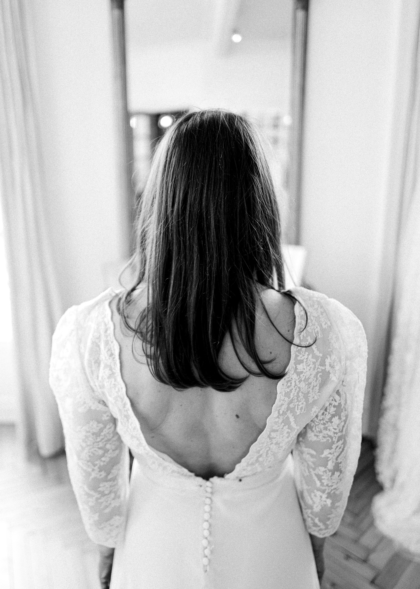 Claire — robe ISABELA décolleté en V, essayage showroom Elsa Barois