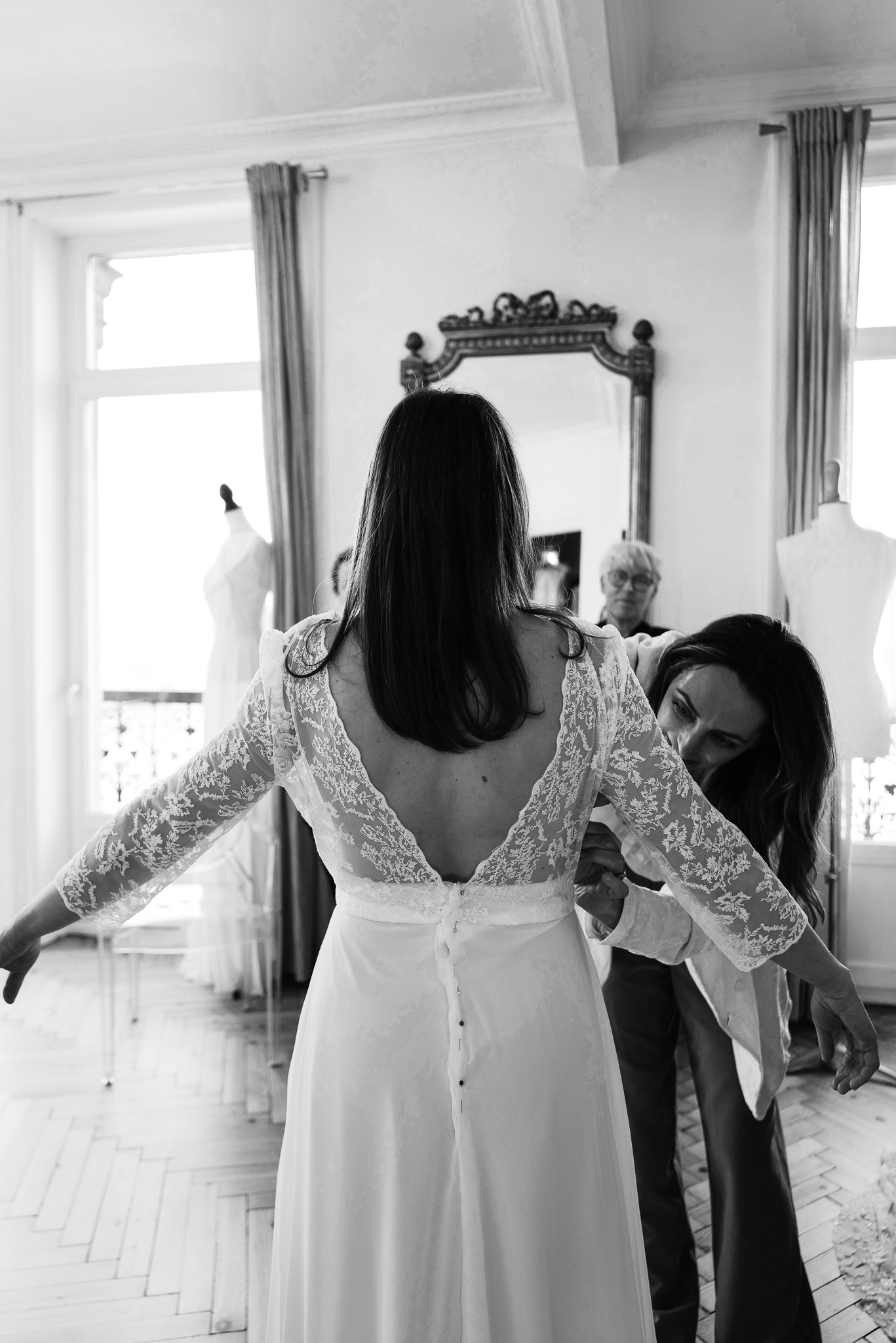 Claire — quille arrière en tulle brodé et insertion de dentelle, robe ISABELA