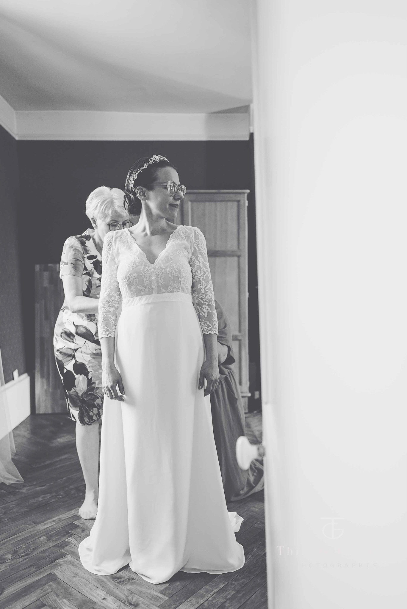 Claire — décolleté en V et manches 3/4 tulle brodé, robe ISABELA