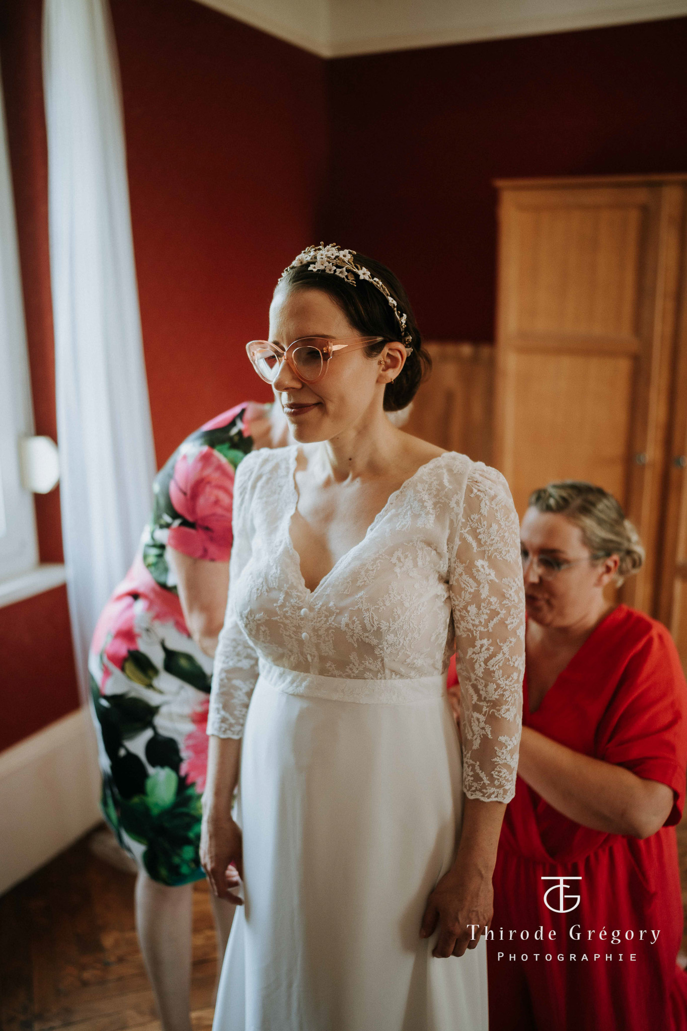 Claire — robe de mariée tulle brodé Calais-Caudry, couronne pièce unique