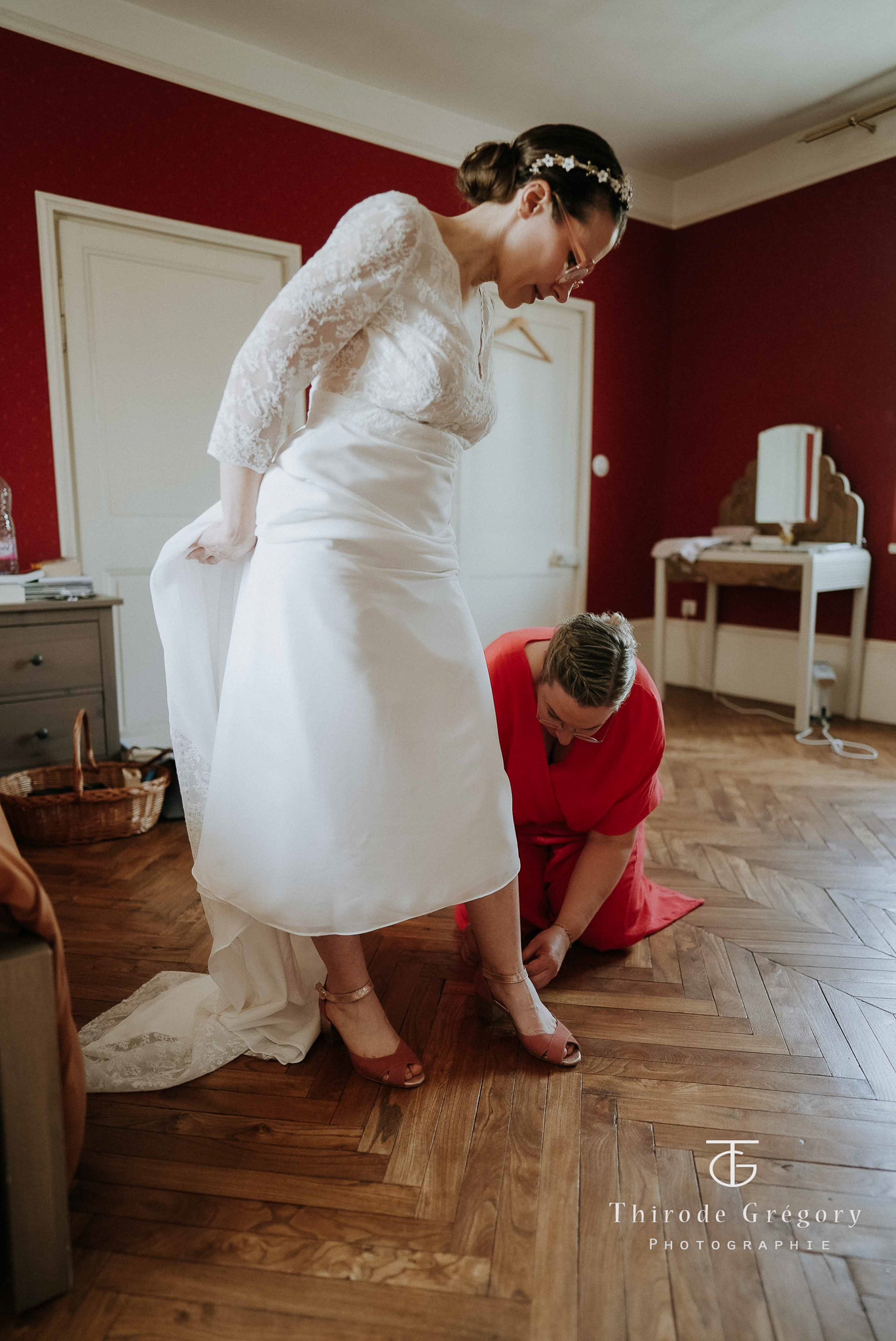Claire — son mariage, robe ISABELA tulle brodé et couronne, Elsa Barois