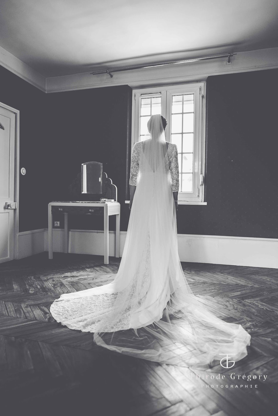 Claire — robe de mariée ISABELA et bouquet, jour J en extérieur, Elsa Barois