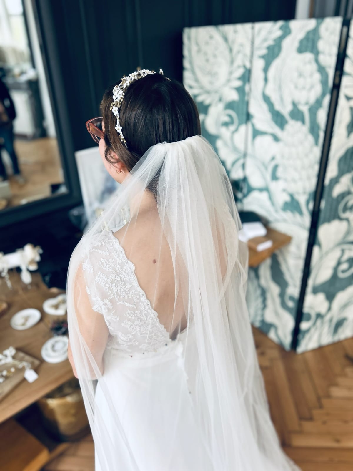 Claire — backstage de l'essayage au showroom Elsa Barois, robe ISABELA