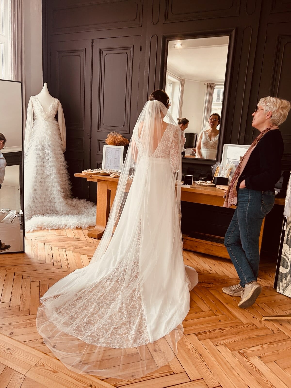 Claire — coulisses de la préparation de la robe en tulle brodé, Elsa Barois