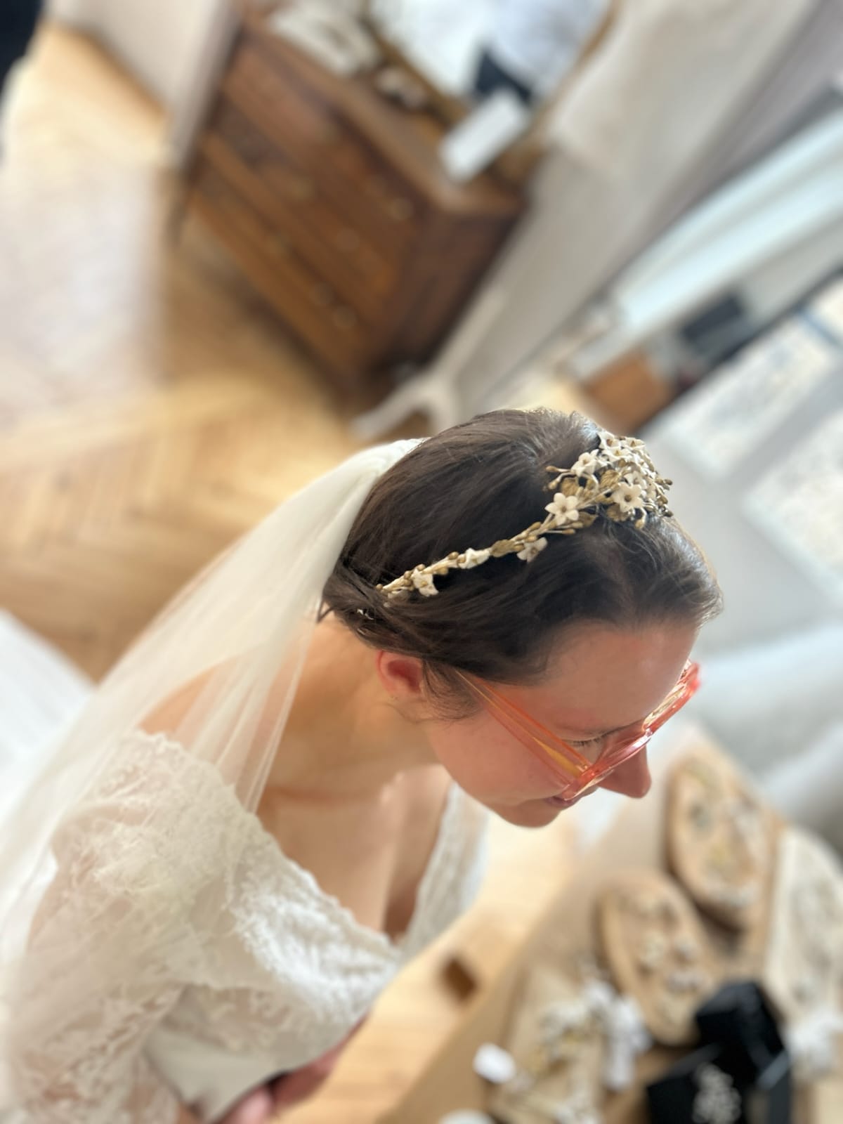Claire — backstage de l'essayage, ajustements de la robe ISABELA au showroom Elsa Barois