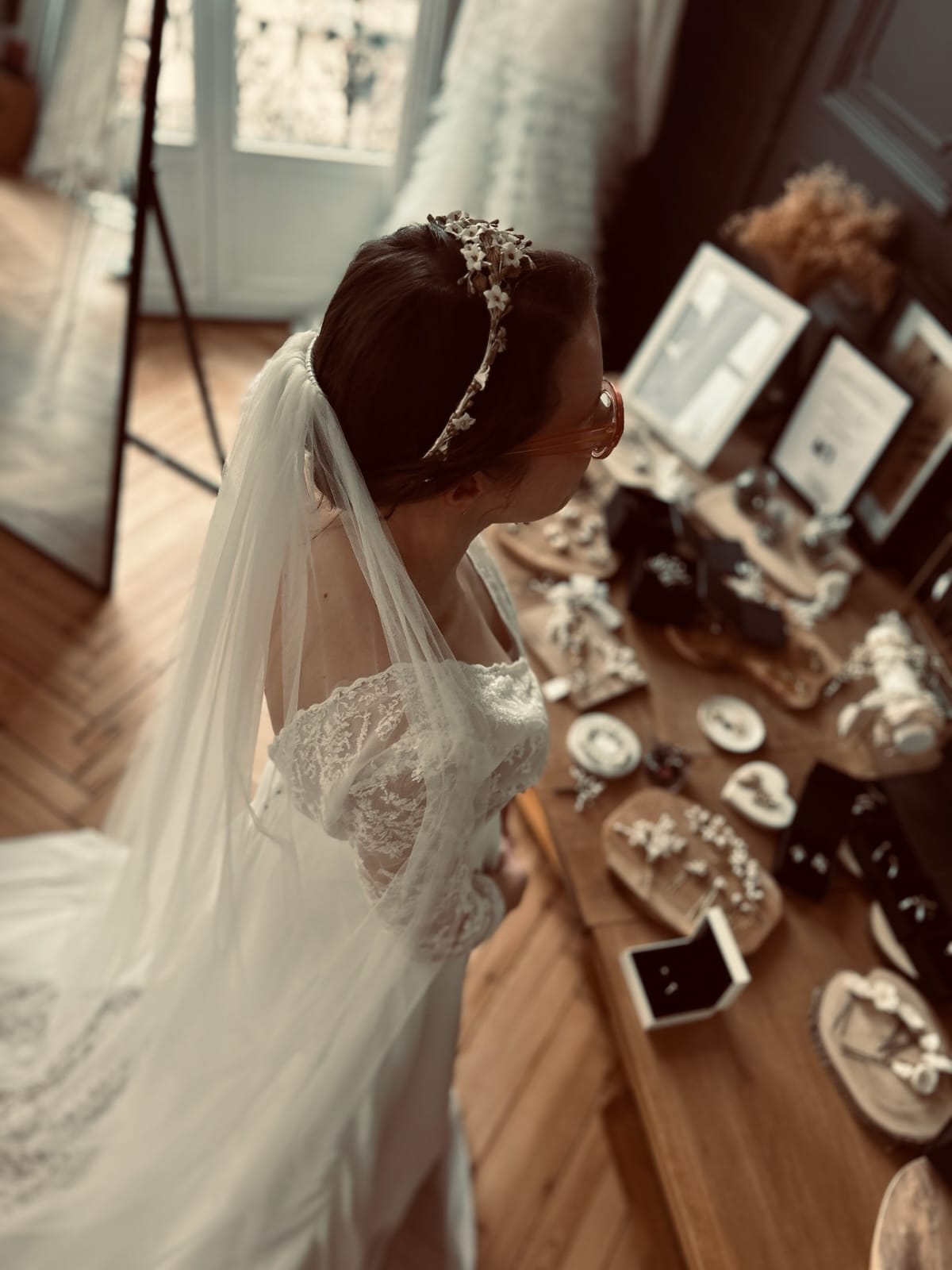 Claire — coulisses, robe de mariée en tulle brodé, atelier Elsa Barois Lille