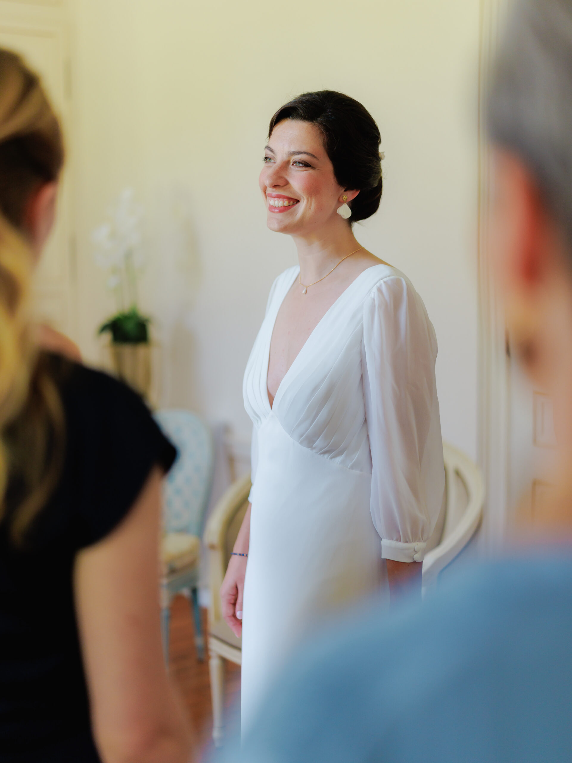 Juliette — robe plissée Georgette de soie, manches à boutons recouverts